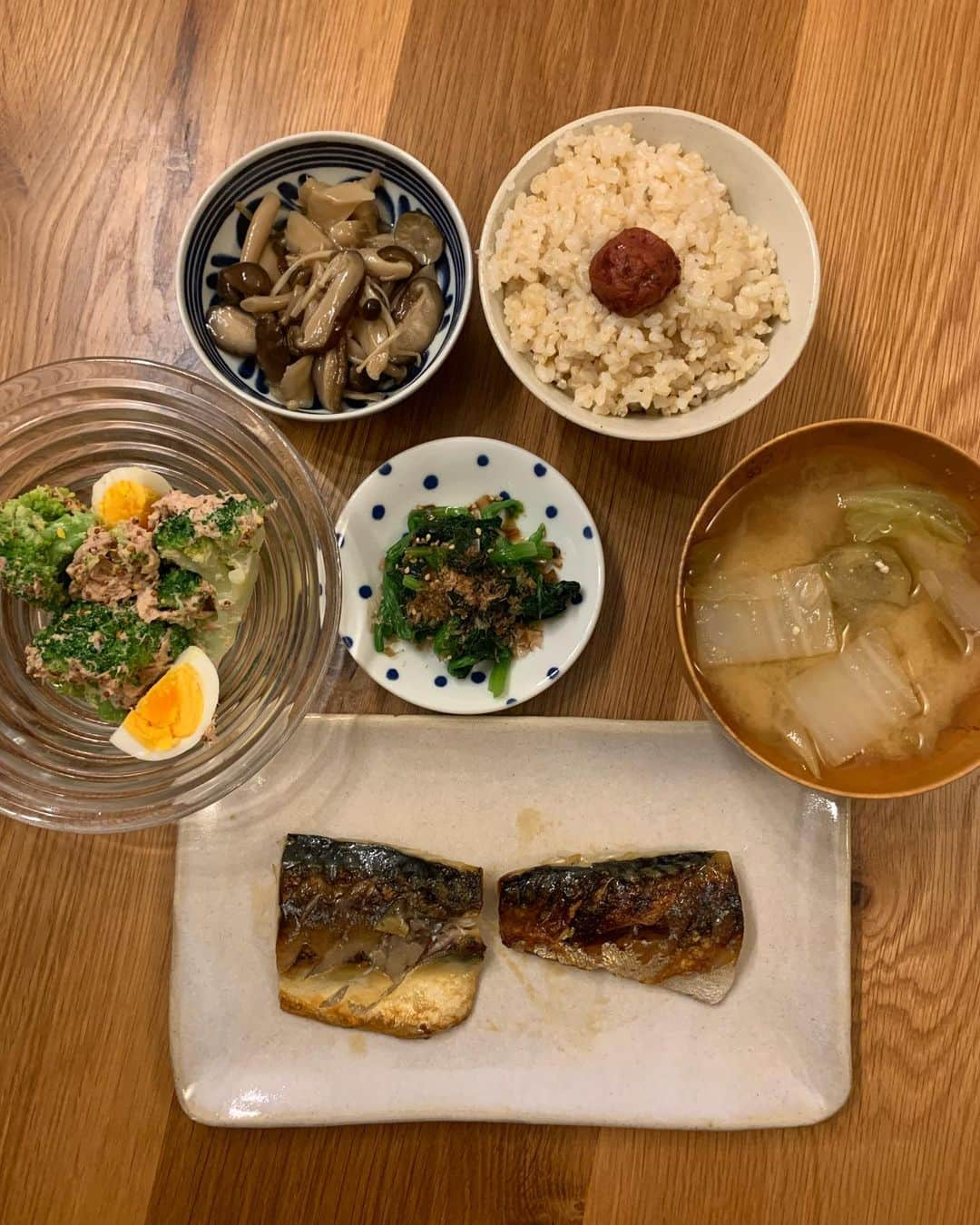 関絵理子さんのインスタグラム写真 - (関絵理子Instagram)「🍚 理想的なご飯 毎日こんな感じが良いな~  久しぶりの玄米は香ばしくて美味しい！ きのこの煮浸しは作り置き。 そのほかは今日作ったもの。  ・ ・ ・ #今日のごはん #鯖定食 #小鉢料理 #ほうれん草 #ブロッコリーサラダ #味噌汁 #玄米ご飯 #梅干し #今日のごはんシリーズ  #いつもはストーリーだけど今日は投稿で」5月26日 21時40分 - erikopanda