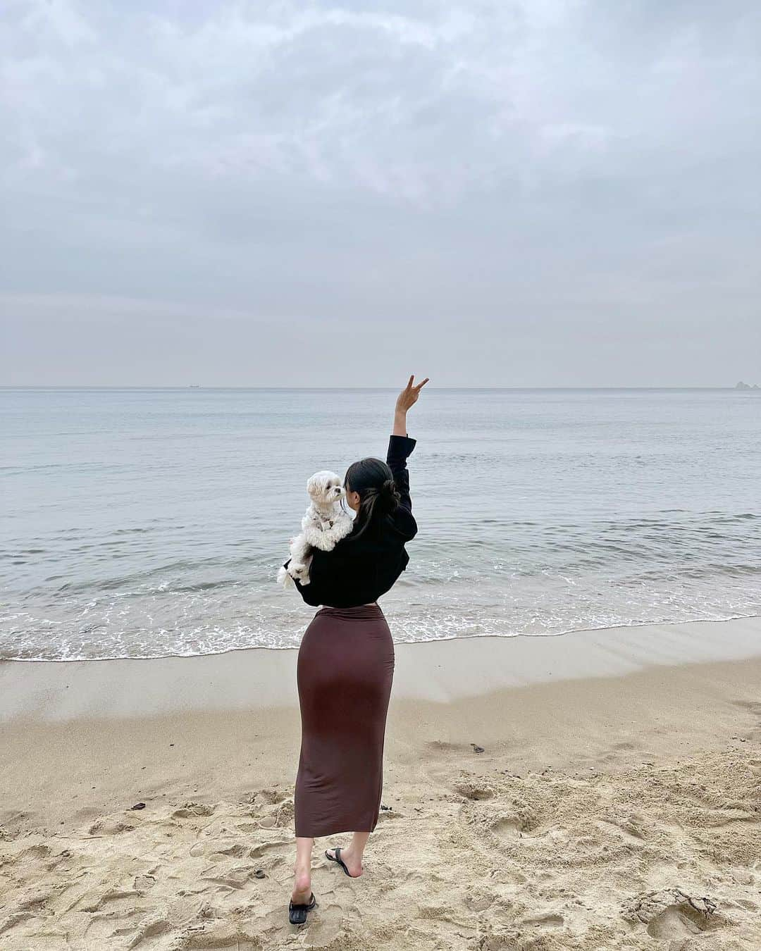 Choi Somiさんのインスタグラム写真 - (Choi SomiInstagram)「⠀⠀⠀⠀ #글랜더 #glander  엄마랑 이루랑 부산 🌊🤍  도착하자마자 첫 끼로 먹은 전복죽은 단연 인생 전복죽이라 할 수 있었다! #부산맛집 #해운대 #원조전복죽」5月26日 21時40分 - cxxsomi