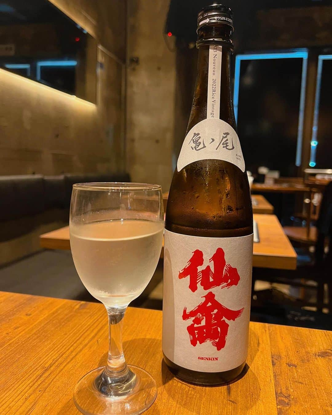 蒼井まやさんのインスタグラム写真 - (蒼井まやInstagram)「. 日本酒好き店主さんによる仙禽祭り🍶✨ とろける肉刺しや低温調理の鶏レバーはあまりに絶品。  🔴牛古家 ✔️西船橋駅 徒歩1分 @ushikoya.nishifunabashi   大大大好きな牛古家さん🐮💓 肉刺しが忘れられなくて再訪しました！  今回は通常メニューが全て仙禽！ 仙禽が5種もあって🍶🤭❤️ わたし初めて「美味しい！」って覚えた日本酒が仙禽なので 最高にハッピーすぎるお祭り開催されてた🤗✨  仙禽は栃木県さくら市にある「せんきん」さんのお酒です。 「仙禽」とは仙人に仕える鳥である「鶴」の意味です。  飲んだもの食べたもの🙋‍♀️  🍶仙禽 オーガニックナチュール(X:sparkling) 4/22に発売されたばかりのお酒！ すでに大人気で入手困難らしい。 そんなお酒をいただけるなんて幸せ〜💓 酸があってシルキーで辛口。 でも米の甘みもちゃんと感じられる！  🥩鶏レバー刺し 鶏レバー好きにはたまらんすぎて。 とろっとろで濃厚でお酒に合いすぎる。 低温調理されてるので安心して食べられますね👍  🍶モダン仙禽 無垢 仙禽の定番ですね！私が初めて飲んだ仙禽もこちらでした。 りんご系のフルーティー香🍎 米の甘み〜って感じでまろやか。まる！って感じ。 爽酒寄りの薫酒。 時間が経つとまた味が全然変わって、少し酸を感じて辛さも出てくる！  🥩無添加 イカの塩辛 🥩無添加 サーモンの塩辛 前回もいただいた「ヤマウチ」さんの塩辛。 これがまた美味いんだ。。 店主さんのペアリングでこのタイミングで出してくださったんだけど 合いすぎる！天才！最高！  🍶仙禽 オーガニックナチュール すっきり淡麗。ちょっとガス感あるような飲み口。 甘みがあって桃っぽい感じのフルーティーさ🍑 米の旨みたっぷり感じられる！  🥩黒毛和牛 モモ 肉刺し 大好きな牛古家さんの肉刺し。 あまーくて口の中の体温でとろけて… 幸せとはこういうことを言いますね。  🍶クラシック仙禽 亀ノ尾 古代米「亀ノ尾」を使用した個性派。 他と比べるとすっきりした香りで酸も感じる。 飲み口は「米！！！」って感じで後から酸味が✨ 時間が経つと柔らかい感じになって酸味もなくなる。  🥩肉寿司 鴨ロース 🥩肉寿司 豚トロ  ここでちょっと肉寿司を。 鮨と日本酒も良いですが肉寿司と日本酒も最高です。  🍶仙禽 一聲 「鶴のひと声」を意味する一聲。 こちらもクラシック仙禽と同じく酸を感じる香り。 味わいもしっかり酸を感じる。でも甘みもしっかりあって不思議な感じ！山田錦。  くぅううううううう。最高。最高すぎるのだ。 こんなに一度に色々な仙禽を飲めるなんて幸せの極み。  あと個人的に肉刺しのときに出してくださる「塩ポン酢」が美味しすぎて好きなんよなぁ。 お肉はもちろん、お野菜にも合う感じで最高なの！ ツマを塩ポン酢につけて一生食べていられる。 牛古家さんの塩ポン酢にどハマりでいまも食べたくなってる🤣  あとすごいなって思ったのが5月末まで 『厳選日本酒2時間飲み放題3,300円』‼️ 牛古家さんのチョイス絶対最高なのよ。 美味しいやーつしかないのよ。  本当、なんて素敵すぎるお店なんだ。。 めちゃくちゃ好きだ。 絶対にまた行くと誓った。  #肉刺し #肉寿司 #西船橋グルメ #船橋居酒屋 #牛古家 #西船橋居酒屋 #日本酒居酒屋 #千葉居酒屋 #低温調理 #肉食女子 #肉食系女子 #肉好きな人と繋がりたい #グルメ好きな人と繋がりたい #居酒屋好きな人と繋がりたい #肉寿司 #黒毛和牛 #和牛好きな人と繋がりたい #日本酒女子 #日本酒好きな人と繋がりたい #日本酒好き #日本酒スタグラム #仙禽 #仙禽一聲 #仙禽無垢 #仙禽オーガニックナチュール #酒クズ #酒飲み #酒飲み女子  #お酒好き女子 #お酒好きな人と繋がりたい #お酒大好き」5月26日 21時41分 - mayayan_dayo