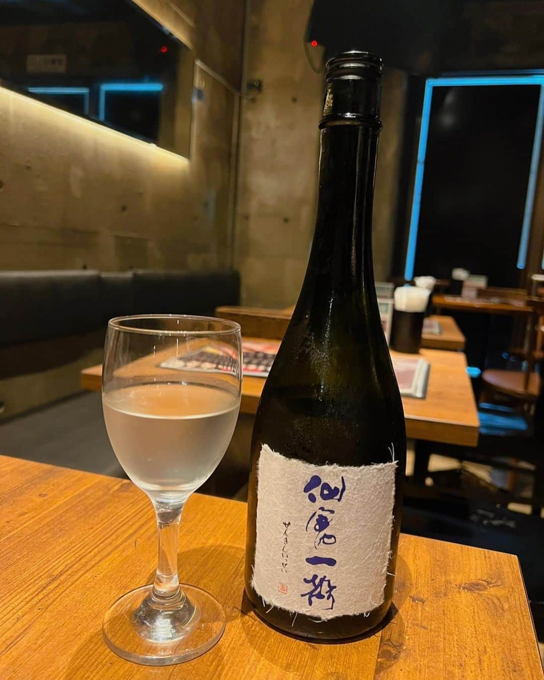 蒼井まやさんのインスタグラム写真 - (蒼井まやInstagram)「. 日本酒好き店主さんによる仙禽祭り🍶✨ とろける肉刺しや低温調理の鶏レバーはあまりに絶品。  🔴牛古家 ✔️西船橋駅 徒歩1分 @ushikoya.nishifunabashi   大大大好きな牛古家さん🐮💓 肉刺しが忘れられなくて再訪しました！  今回は通常メニューが全て仙禽！ 仙禽が5種もあって🍶🤭❤️ わたし初めて「美味しい！」って覚えた日本酒が仙禽なので 最高にハッピーすぎるお祭り開催されてた🤗✨  仙禽は栃木県さくら市にある「せんきん」さんのお酒です。 「仙禽」とは仙人に仕える鳥である「鶴」の意味です。  飲んだもの食べたもの🙋‍♀️  🍶仙禽 オーガニックナチュール(X:sparkling) 4/22に発売されたばかりのお酒！ すでに大人気で入手困難らしい。 そんなお酒をいただけるなんて幸せ〜💓 酸があってシルキーで辛口。 でも米の甘みもちゃんと感じられる！  🥩鶏レバー刺し 鶏レバー好きにはたまらんすぎて。 とろっとろで濃厚でお酒に合いすぎる。 低温調理されてるので安心して食べられますね👍  🍶モダン仙禽 無垢 仙禽の定番ですね！私が初めて飲んだ仙禽もこちらでした。 りんご系のフルーティー香🍎 米の甘み〜って感じでまろやか。まる！って感じ。 爽酒寄りの薫酒。 時間が経つとまた味が全然変わって、少し酸を感じて辛さも出てくる！  🥩無添加 イカの塩辛 🥩無添加 サーモンの塩辛 前回もいただいた「ヤマウチ」さんの塩辛。 これがまた美味いんだ。。 店主さんのペアリングでこのタイミングで出してくださったんだけど 合いすぎる！天才！最高！  🍶仙禽 オーガニックナチュール すっきり淡麗。ちょっとガス感あるような飲み口。 甘みがあって桃っぽい感じのフルーティーさ🍑 米の旨みたっぷり感じられる！  🥩黒毛和牛 モモ 肉刺し 大好きな牛古家さんの肉刺し。 あまーくて口の中の体温でとろけて… 幸せとはこういうことを言いますね。  🍶クラシック仙禽 亀ノ尾 古代米「亀ノ尾」を使用した個性派。 他と比べるとすっきりした香りで酸も感じる。 飲み口は「米！！！」って感じで後から酸味が✨ 時間が経つと柔らかい感じになって酸味もなくなる。  🥩肉寿司 鴨ロース 🥩肉寿司 豚トロ  ここでちょっと肉寿司を。 鮨と日本酒も良いですが肉寿司と日本酒も最高です。  🍶仙禽 一聲 「鶴のひと声」を意味する一聲。 こちらもクラシック仙禽と同じく酸を感じる香り。 味わいもしっかり酸を感じる。でも甘みもしっかりあって不思議な感じ！山田錦。  くぅううううううう。最高。最高すぎるのだ。 こんなに一度に色々な仙禽を飲めるなんて幸せの極み。  あと個人的に肉刺しのときに出してくださる「塩ポン酢」が美味しすぎて好きなんよなぁ。 お肉はもちろん、お野菜にも合う感じで最高なの！ ツマを塩ポン酢につけて一生食べていられる。 牛古家さんの塩ポン酢にどハマりでいまも食べたくなってる🤣  あとすごいなって思ったのが5月末まで 『厳選日本酒2時間飲み放題3,300円』‼️ 牛古家さんのチョイス絶対最高なのよ。 美味しいやーつしかないのよ。  本当、なんて素敵すぎるお店なんだ。。 めちゃくちゃ好きだ。 絶対にまた行くと誓った。  #肉刺し #肉寿司 #西船橋グルメ #船橋居酒屋 #牛古家 #西船橋居酒屋 #日本酒居酒屋 #千葉居酒屋 #低温調理 #肉食女子 #肉食系女子 #肉好きな人と繋がりたい #グルメ好きな人と繋がりたい #居酒屋好きな人と繋がりたい #肉寿司 #黒毛和牛 #和牛好きな人と繋がりたい #日本酒女子 #日本酒好きな人と繋がりたい #日本酒好き #日本酒スタグラム #仙禽 #仙禽一聲 #仙禽無垢 #仙禽オーガニックナチュール #酒クズ #酒飲み #酒飲み女子  #お酒好き女子 #お酒好きな人と繋がりたい #お酒大好き」5月26日 21時41分 - mayayan_dayo