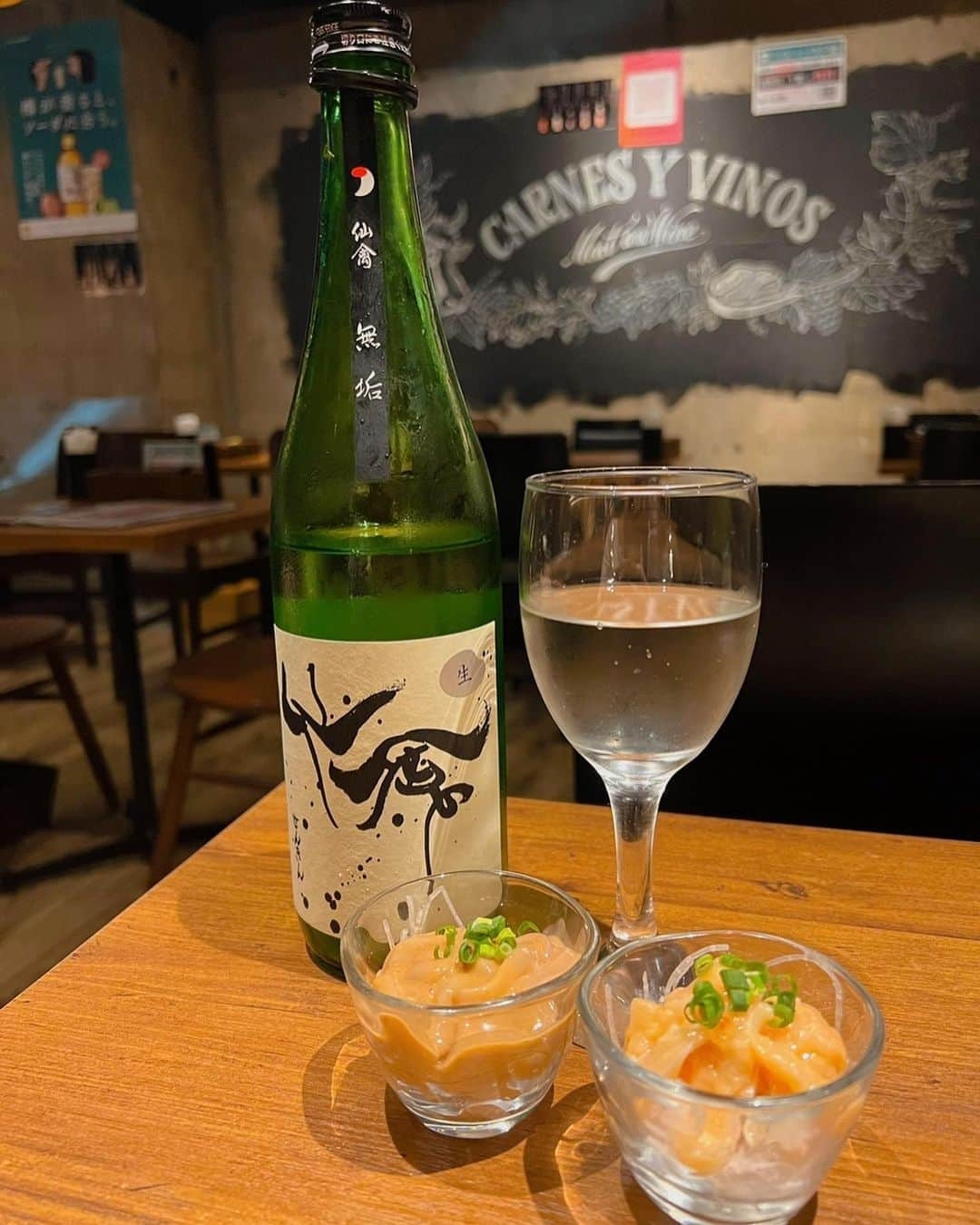 蒼井まやさんのインスタグラム写真 - (蒼井まやInstagram)「. 日本酒好き店主さんによる仙禽祭り🍶✨ とろける肉刺しや低温調理の鶏レバーはあまりに絶品。  🔴牛古家 ✔️西船橋駅 徒歩1分 @ushikoya.nishifunabashi   大大大好きな牛古家さん🐮💓 肉刺しが忘れられなくて再訪しました！  今回は通常メニューが全て仙禽！ 仙禽が5種もあって🍶🤭❤️ わたし初めて「美味しい！」って覚えた日本酒が仙禽なので 最高にハッピーすぎるお祭り開催されてた🤗✨  仙禽は栃木県さくら市にある「せんきん」さんのお酒です。 「仙禽」とは仙人に仕える鳥である「鶴」の意味です。  飲んだもの食べたもの🙋‍♀️  🍶仙禽 オーガニックナチュール(X:sparkling) 4/22に発売されたばかりのお酒！ すでに大人気で入手困難らしい。 そんなお酒をいただけるなんて幸せ〜💓 酸があってシルキーで辛口。 でも米の甘みもちゃんと感じられる！  🥩鶏レバー刺し 鶏レバー好きにはたまらんすぎて。 とろっとろで濃厚でお酒に合いすぎる。 低温調理されてるので安心して食べられますね👍  🍶モダン仙禽 無垢 仙禽の定番ですね！私が初めて飲んだ仙禽もこちらでした。 りんご系のフルーティー香🍎 米の甘み〜って感じでまろやか。まる！って感じ。 爽酒寄りの薫酒。 時間が経つとまた味が全然変わって、少し酸を感じて辛さも出てくる！  🥩無添加 イカの塩辛 🥩無添加 サーモンの塩辛 前回もいただいた「ヤマウチ」さんの塩辛。 これがまた美味いんだ。。 店主さんのペアリングでこのタイミングで出してくださったんだけど 合いすぎる！天才！最高！  🍶仙禽 オーガニックナチュール すっきり淡麗。ちょっとガス感あるような飲み口。 甘みがあって桃っぽい感じのフルーティーさ🍑 米の旨みたっぷり感じられる！  🥩黒毛和牛 モモ 肉刺し 大好きな牛古家さんの肉刺し。 あまーくて口の中の体温でとろけて… 幸せとはこういうことを言いますね。  🍶クラシック仙禽 亀ノ尾 古代米「亀ノ尾」を使用した個性派。 他と比べるとすっきりした香りで酸も感じる。 飲み口は「米！！！」って感じで後から酸味が✨ 時間が経つと柔らかい感じになって酸味もなくなる。  🥩肉寿司 鴨ロース 🥩肉寿司 豚トロ  ここでちょっと肉寿司を。 鮨と日本酒も良いですが肉寿司と日本酒も最高です。  🍶仙禽 一聲 「鶴のひと声」を意味する一聲。 こちらもクラシック仙禽と同じく酸を感じる香り。 味わいもしっかり酸を感じる。でも甘みもしっかりあって不思議な感じ！山田錦。  くぅううううううう。最高。最高すぎるのだ。 こんなに一度に色々な仙禽を飲めるなんて幸せの極み。  あと個人的に肉刺しのときに出してくださる「塩ポン酢」が美味しすぎて好きなんよなぁ。 お肉はもちろん、お野菜にも合う感じで最高なの！ ツマを塩ポン酢につけて一生食べていられる。 牛古家さんの塩ポン酢にどハマりでいまも食べたくなってる🤣  あとすごいなって思ったのが5月末まで 『厳選日本酒2時間飲み放題3,300円』‼️ 牛古家さんのチョイス絶対最高なのよ。 美味しいやーつしかないのよ。  本当、なんて素敵すぎるお店なんだ。。 めちゃくちゃ好きだ。 絶対にまた行くと誓った。  #肉刺し #肉寿司 #西船橋グルメ #船橋居酒屋 #牛古家 #西船橋居酒屋 #日本酒居酒屋 #千葉居酒屋 #低温調理 #肉食女子 #肉食系女子 #肉好きな人と繋がりたい #グルメ好きな人と繋がりたい #居酒屋好きな人と繋がりたい #肉寿司 #黒毛和牛 #和牛好きな人と繋がりたい #日本酒女子 #日本酒好きな人と繋がりたい #日本酒好き #日本酒スタグラム #仙禽 #仙禽一聲 #仙禽無垢 #仙禽オーガニックナチュール #酒クズ #酒飲み #酒飲み女子  #お酒好き女子 #お酒好きな人と繋がりたい #お酒大好き」5月26日 21時41分 - mayayan_dayo