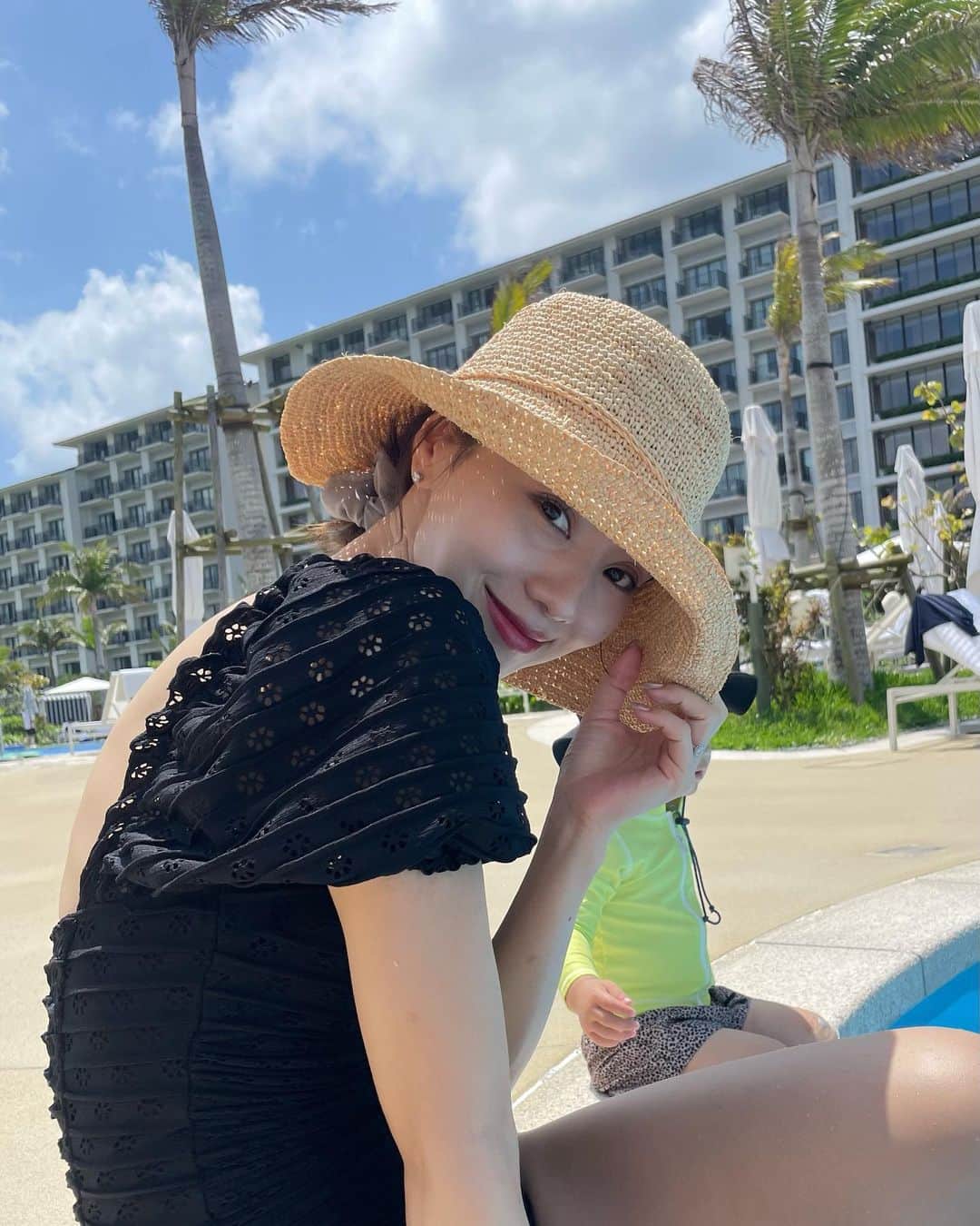 池端レイナのインスタグラム：「先日、ちょっとだけ夏を先取りしてみたりしました🫣 主人に「背筋やばいね」と言われたけど、そうなのかな？😂普段自分じゃまじまじと見ないからわからないのだけど、、、確かに背筋トレーニングは頑張ってる🤣💪 還沒到夏天⋯先享受一下下🌴 老公說「你的背部怎麼這麼厲害」 自己不會常常看自己的背部所以我不知道厲不厲害😂但⋯其實我很努力練背部喔🤣💪 #momofboys #momoftwoboys #momlife #momfashion #兄弟ママ #男の子ママ #産後ダイエット #トレーニング女子」