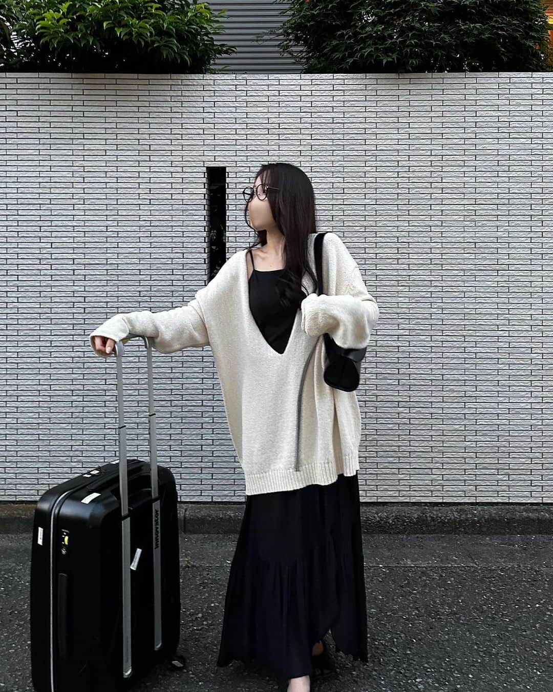 のインスタグラム：「やっぱりゆるゆるな服好きだな〜♡ このニットとスカート、お揃いにしたい！って方多くて嬉しいです。愛  コーデ残しておくので ぜひ保存してくださいな〜 スカートは歩くたびゆらゆら揺れるのが可愛いのだけど 腰にリボンがついているから Tシャツなどをインして着るのもおすすめです🤍  ふと撮ったロゴトートも載せておこう♡  ㅤㅤㅤㅤㅤㅤㅤㅤㅤㅤㅤㅤㅤ knit @whimgazette_official  skirt @nairo__official  クリンクルラップスカート S  ㅤㅤㅤㅤㅤㅤㅤㅤㅤㅤㅤㅤㅤ #夏コーデ #ニットコーデ #ゆるコーデ #小柄女子 #小柄コーデ#低身長女子 #低身長コーデ#シンプルコーデ #モノトーンコーデ#nairo_mag #プリーツスカート#uniqloコーデ」