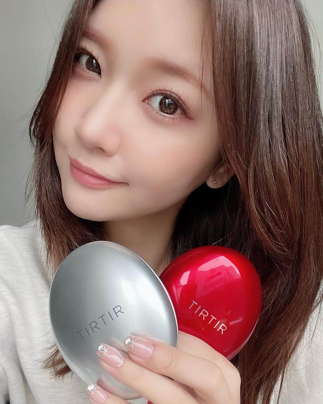 いっちゃん/嶋津 いつみのインスタグラム：「めちゃくちゃ人気の @tirtir_official  のクッション MASKFIT SED CUSHIONと MASKFIT  AURA CUSHION を付け比べてみたよ✌🏻😶  ❤️はめっちゃカバー力高くて、シミもソバカスもしっかり隠れる!! 仕上がりの質感はツヤ過ぎず、マット過ぎず、しっとり✨って感じだった✌🏻  🤍はピタッと薄付きで軽くてしっとりツヤツヤ🥺✨ カバー力はredには劣るけど、毛穴は色ムラはしっかりカバーしてくれる🫡 密着力が高いから崩れにくかったのもポイントかな❣️  私は🤍の方が好みだったな🤭💕  #ティルティル #tirtir #マスクフィットレッドクッション #マスクフィットオーラクッション #クッションファンデ #コスメレポ #コスメ好き #コスメマニア #いっちゃん #関西 #関西モデル  #関西フリーモデル #フリーモデル　 #ブライダルモデル #ウェディングモデル #着物モデル #フリーランスモデル #看護師 #ナース #nurse #pr」