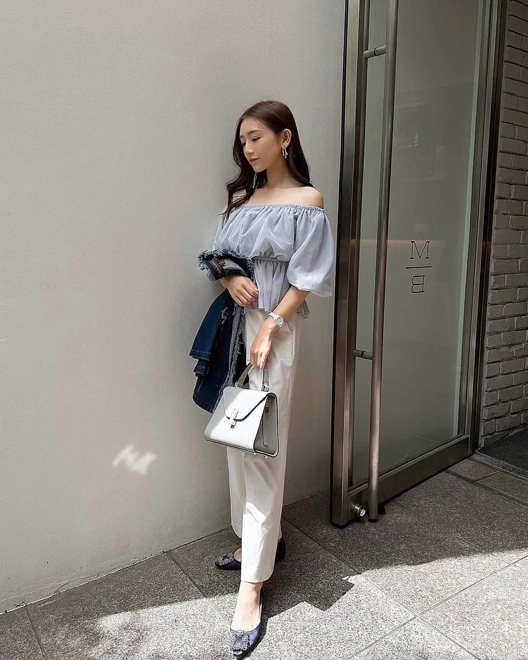 のインスタグラム：「今日は久しぶりにお友達とランチに行ったので、お洋服の写真撮ってくれました🫶🏻  @violettaofficial_jp のアイスブルーのオフショルシフォントップス🩵  ここ数年オフショルなんて着てなかったけれど、アイスブルーなら爽やかでいいなと思って🍋 Free sizeのみですが、ゴムがしっかりしていて、ミニサイズな私でもずれ落ちず綺麗に着られましたよ✨  この写真だと分からないのですが、バスト部分は裏地がついていて、ウエスト部分は透けているところも可愛いポイントです🫶🏻  #VIOLETTA #VIOLETTA_code #ヴィオレッタ #150cmコーデ #姉妹ママコーデ」