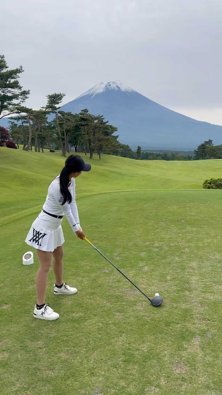 のインスタグラム：「本日は朝霧ジャンボリーゴルフクラブさまへ🥰⛳️ 15年振りくらいにお伺い出来て、素晴らしいコースコンディションと美しい景観に癒されながらプレーできました🥰⛳️目標スコアには少し届かなかったけど、アンダーで回れて嬉しかったです☺️🩷 富士山🗻に向かってのショット、とっても良いでしょ〜？🥰💖💖 鳥の声も最高です🩷  #朝霧ジャンボリーゴルフクラブ  #ゴルフ #朝霧 #ゴルフスイング #ドライバーショット  #富士山 #mountfuji」