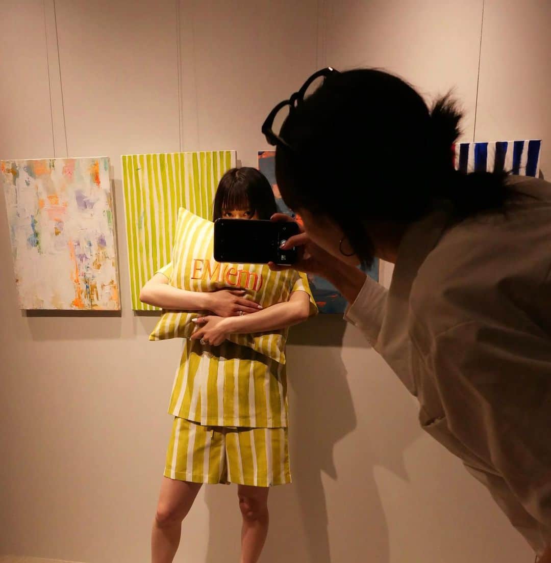 山本舞香のインスタグラム：「@karin_okoso ブランドローンチおめでとう  @em.em.official ほーんとにかわいい。 肌触りもデザインも最高のパジャマ 可愛いクッション ずーっと完成待ってたヘアバンド ヘビロテ決定。天才のブランドが産まれた。  AWも楽しみーーーーーぃ  お姉おめでとう」
