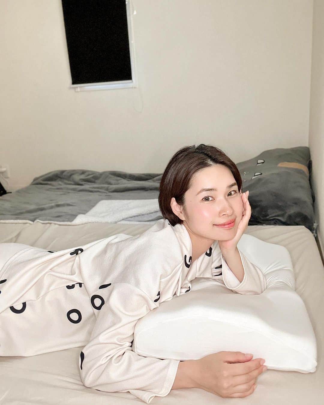 三佐和あやのインスタグラム：「これ、よかったよーのやつ☺️ 松平 健さんがプロデュースした 「健眠枕」🌙  @kumoyasu_official  気になったから 試してみたのー！  普段から 子育て疲れ?で よく眠るタイプなんだけど、  そんなわたしでも、 枕を変えたら すごく よく眠れたー！！  猫背や 巻き肩 対策、 ストレートネック対策が できる枕 でね、  枕に 頭や首、肩を 乗せること で 首や 肩への 負担を 軽減し、快適な 寝姿勢へと 近づけてくれる。  上と下を向き替えると  小柄なひとにも 対応できるんだよ☺️  ふわふわで気持ちがいい  こだわった素材なんだけど、 頭と肩を乗せると ホールド感あるよ😳  寝返りも できるし、 よく できてあるよー✌️  これは、お家の枕、 見直してみても良いかも、と思える商品だったよー😆  #pr #雲のやすらぎ」