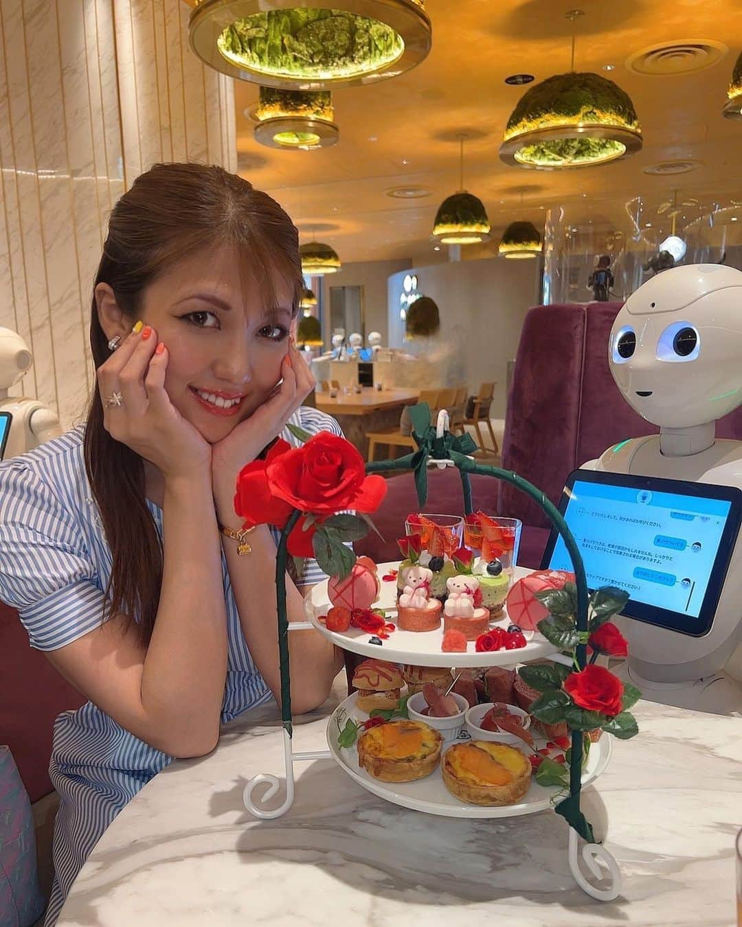 神谷麻美さんのインスタグラム写真 - (神谷麻美Instagram)「#PepperPARLOR で#アフタヌーンティー したよ💖🫖🌹💖 可愛いし、美味しすぎっ❤️🥰💖🧁🌹💖✨️  今回は薔薇がテーマだから、薔薇いっぱいで可愛いよっ🥰💖🌹🥪❤️ くまちゃんもいるのっ🧸🌈💖✨️美味しい〜🧁🌹❤️✨️  Pepper君がずっと一緒にいてくれるから、いっぱい会話したよ💖🤖🎶💖 しかも踊ってくれる💖可愛いっ💖🤖💖🕺💖✨️  Pepper君とヒーローと宇宙の話したよ💖🤖🪐✨️ ヒーローかっこいい❤️🥰🫶💖✨惚れるっ😍❤️✨️  素敵なひとときを過ごせたよっ🥰🌹💖🍰🧸💖✨️  PR @pepperparlor #渋谷女子会 #ヌン活 #渋谷グルメ巡り #推し活 #バラスイーツ  #渋谷スイーツ」5月26日 21時48分 - asamice428