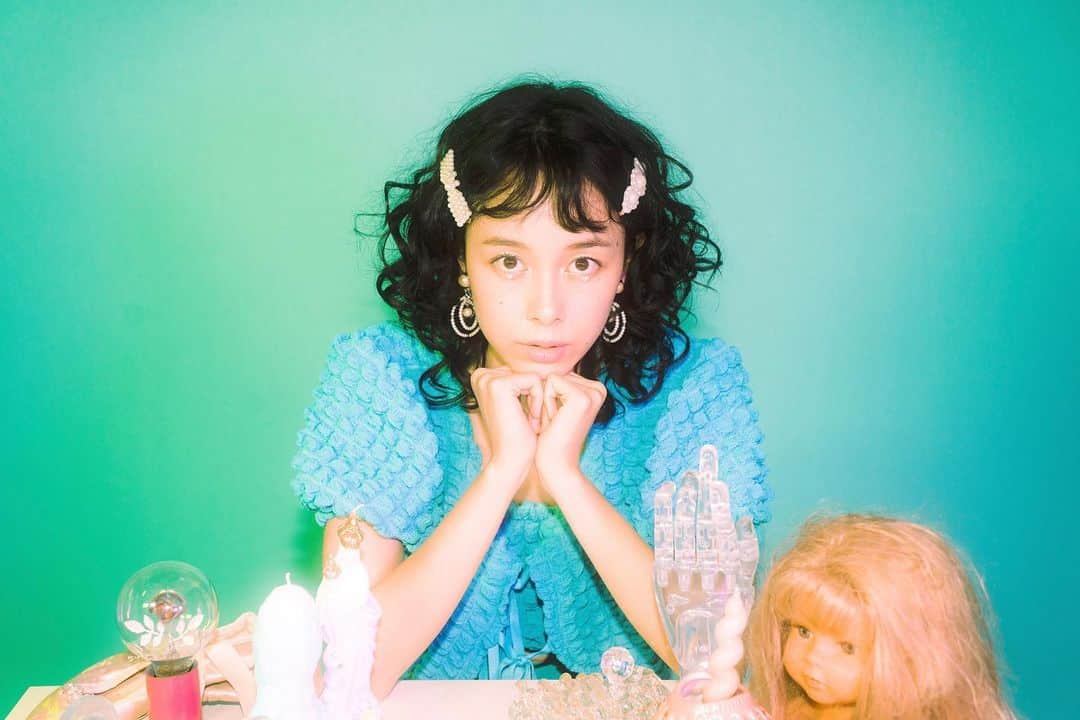 のインスタグラム：「40万人になりました！🧚🏻‍♂️💎 いつも応援してくれてるみんなありがとう！ みんなのおかげでここまできたぞー😆✨ 明日40万人記念生配信しちゃうよ🎉 今年はもっとぶん回していくから一緒に楽しもうね！ いくぞいぞい！ 写真は前に撮ったやつだよん！🦋」