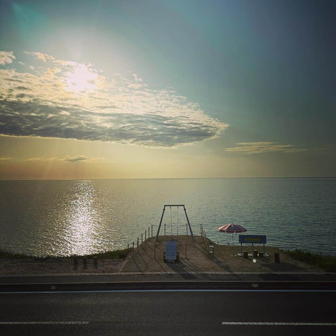 土井地博さんのインスタグラム写真 - (土井地博Instagram)「海へ漕ぎ出すブランコ @koryo_pa   最近、出雲西海岸に出来た日本海に向かって漕ぎ出すブランコ。 なかなかすごい場所にある😎  #島根 #出雲 #izumo」5月26日 21時49分 - hiroshi_doiji