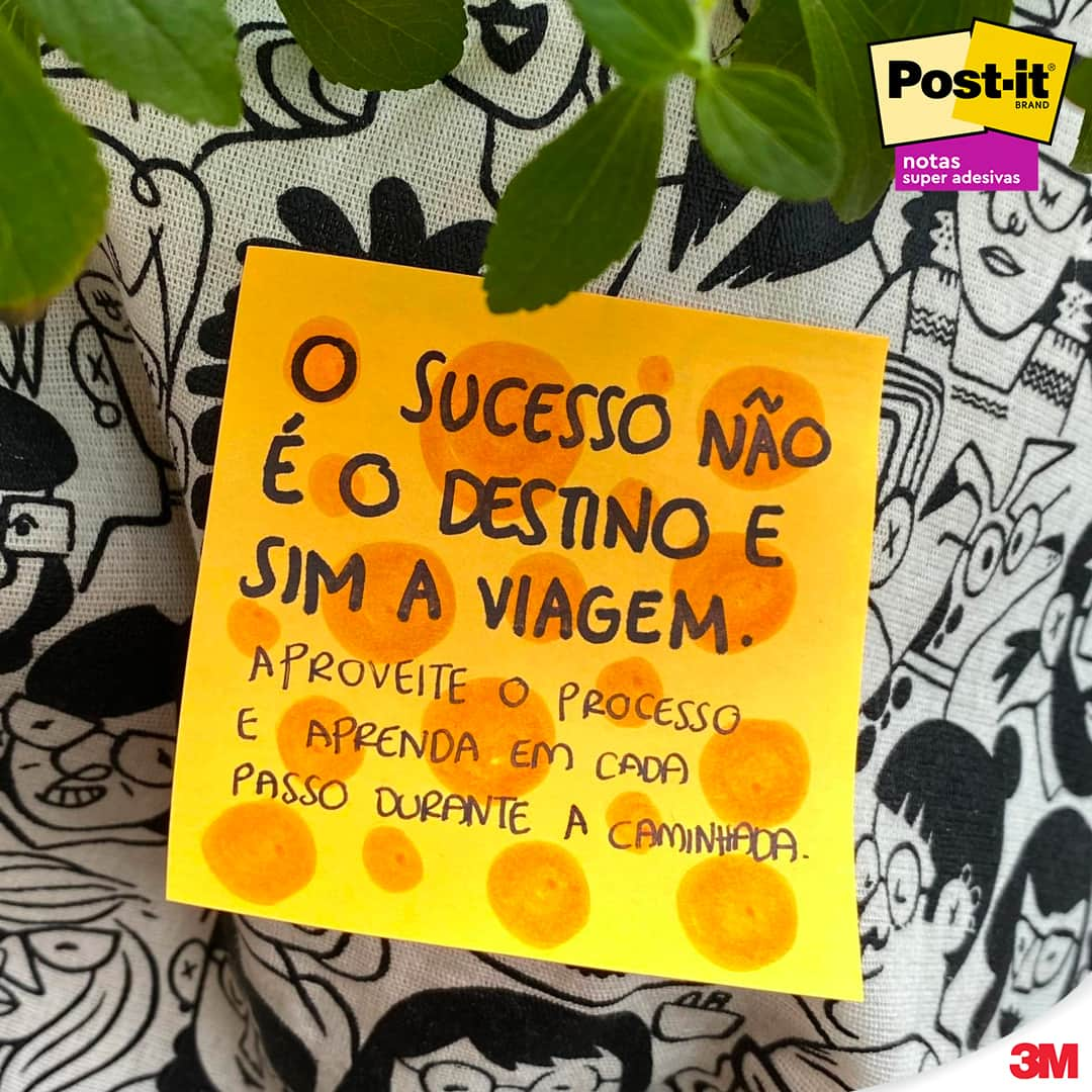 Post-it Brasilのインスタグラム：「Alguma vez você já se preocupou tanto com o futuro que se esqueceu de aproveitar o presente? Isso é um sinal para você começar a viver o presente! 🍀 #SextaPostitiva」