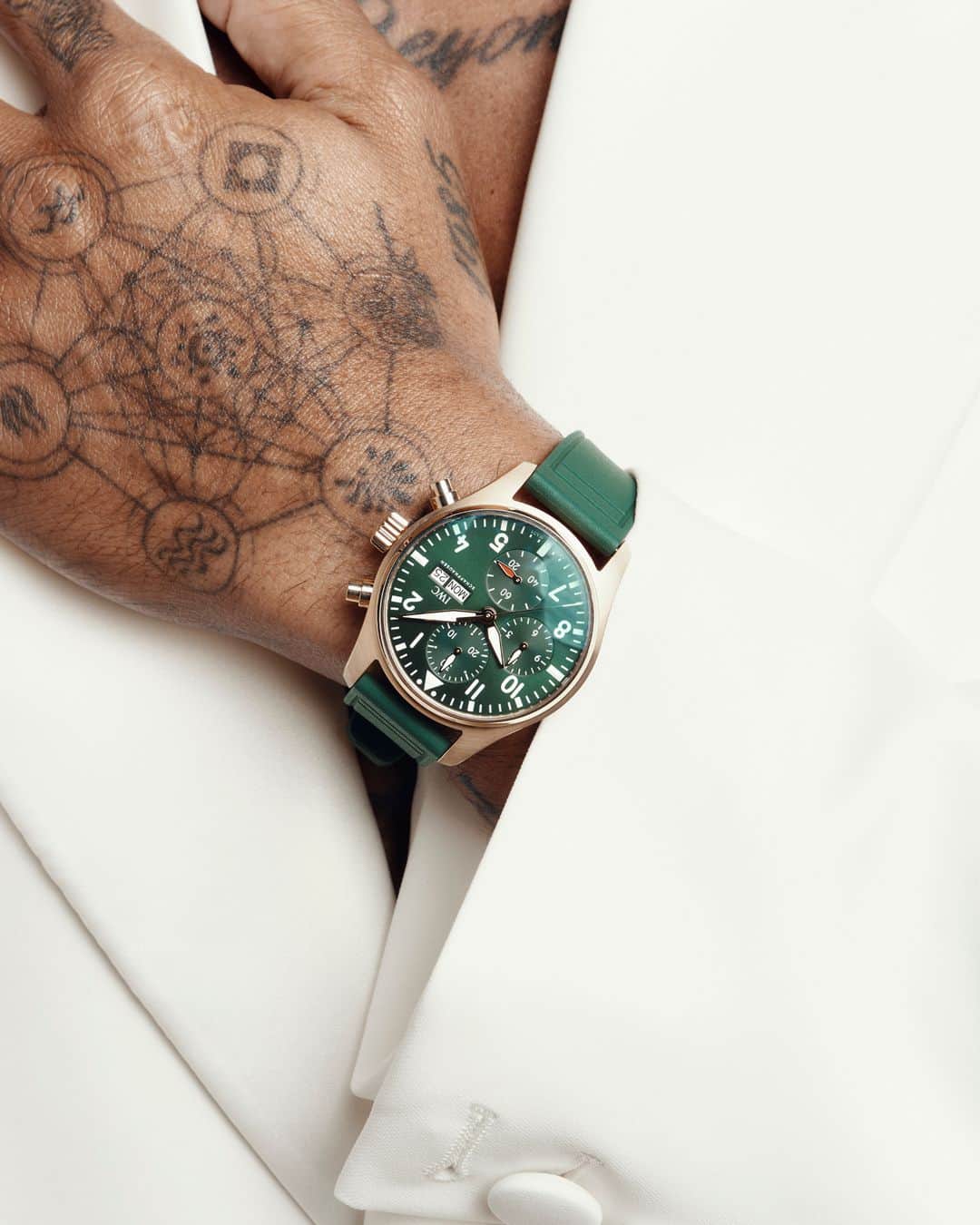 IWCさんのインスタグラム写真 - (IWCInstagram)「Influenced by aviation. Even if you aren’t taking to the skies, our #IWCpilot Chronograph (Ref. IW388110) is a high performing tool watch with superior craftsmanship and a standout colour combination of green and gold. #TheReference   🔗Link in Bio」5月26日 22時00分 - iwcwatches
