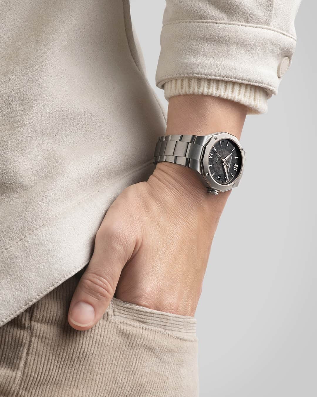 ボーンメルシーのインスタグラム：「The Riviera 39mm is the sporty but classy watch to wear for any occasion. -- Riviera Baumatic 10715 39 mm, Baumatic Manufacture movement, Stainless steel case, Smoked grey sapphire crystal dial, Date aperture at 3 o'clock, 5 days Power Reserve, Chronometric precision, Antimagnetic to 1500 Gauss, Fast Strap technology - Interchangeable strap system.  Eligible for an 8-year warranty -- #BaumeetMercier #ShapingTime #Riviera #Since73 #WatchCollector #Horology #DailyWatch #Watches #Watch #SwissMade #WatchOfTheDay #WatchesOfInstagram #WatchLover #WatchAddict #WristWatch #InstaWatch #InstaWatches」