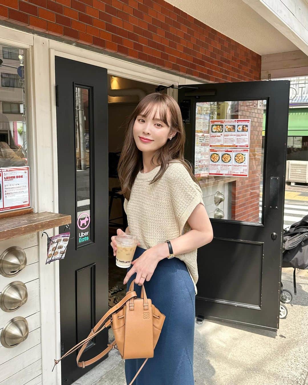 磯田 ひかる(Hikaru Isoda) のインスタグラム：「こんばんは❣️ 今週もおつかれさまでした💐  週末は何をしますか〜？☺️  この日はとっても暑かったのでノースリーブ🎀 ニット素材なので真夏感がなくて◎  重ね着にも使えて便利なアイテム❤︎ トップスがゆったりめなので スカートはタイトにしてバランスよく🫡💕  【着用アイテム】 Tops @classicalelf_official  ミックスカラーニット ¥2,499税込  Skirt @uniqlo_jp  3Dリブロングスカート カラー: 64 BLUE サイズ: WOMEN XS/S ¥4,990  ------------------------------ picaru：162cm / 骨格ウェーブ 1st ブライトスプリング 2nd ブライトサマー  大人可愛いスタイルアップコーデ ヘアメイクを合わせた トータルスタイリングを提案🤍  不定期にストーリーで ファッションお悩み相談募集中🥰 ------------------------------  他の投稿を見る→【@picaruuu】」