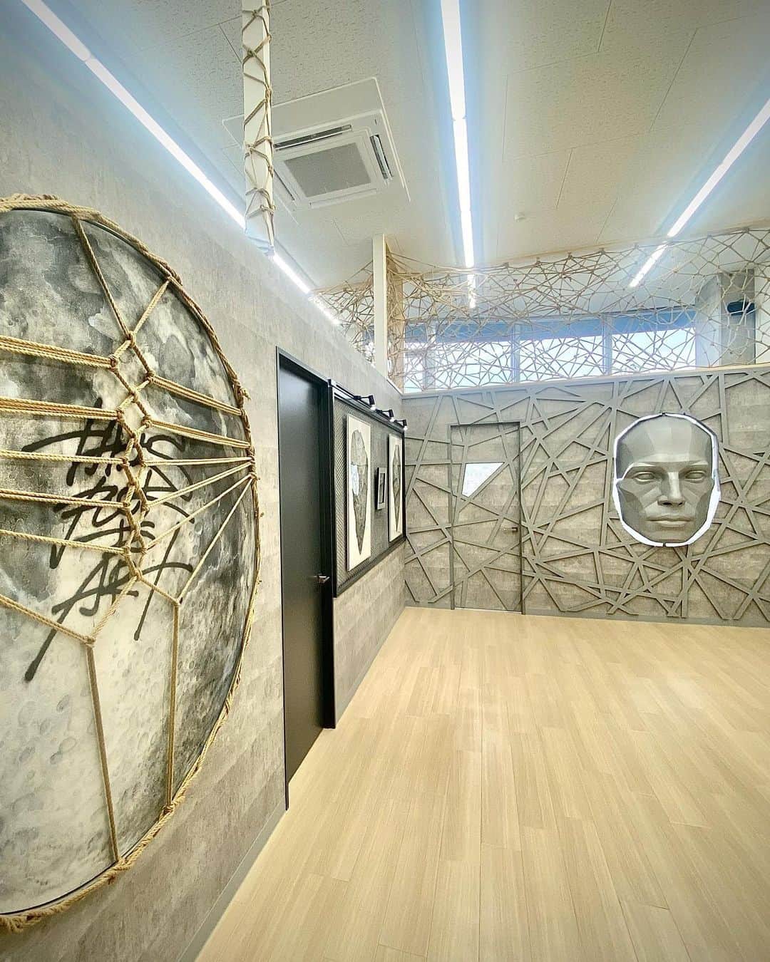 Amazing JIROさんのインスタグラム写真 - (Amazing JIROInstagram)「I directed and designed studio/office interiors! I asked my favorite artists to work on as well and it was so much fun!  Design&Direction  / @amazing_jiro   Collaboration Artist / @hajime_shibari  / @oli_ishii   Polyhedron Man / @ukita_jur   Special Thanks / @sweets_shachyo   #amazing_jiro #interior #interiordesign #design #designing #wallart #walldesign #wallpainting #painting #mural #muralart #studio #office #collaboration #moon #art #デザイン #インテリア #内装 #内装デザイン #ウォールアート #壁画 #スタジオ #事務所 #オフィス #コラボ #月 #アート」5月26日 22時00分 - amazing_jiro