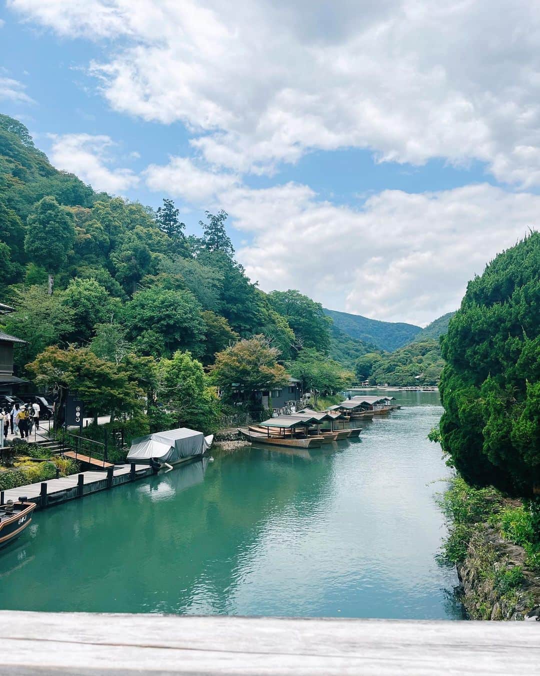 のインスタグラム：「はあ〜  やっぱり私って、旅で パワーチャージするタイプだったんだなあ〜！！  帰宅して、もうなんかいつもの家が新鮮で、リセットされた感。  帰宅後、4歳の娘は意外とケロッとしていて笑顔で迎えてくれた。成長に泣きそうになった✨  母親である自分。 1人でいる時の自分。  どちらも自分。  また1人の時の自分に会いに旅に行かせてもらおう。  行かせてくれた旦那、娘、旅先で笑顔をくれた人達、山川陽大地神様〜全てにありがとう🙏🌞」