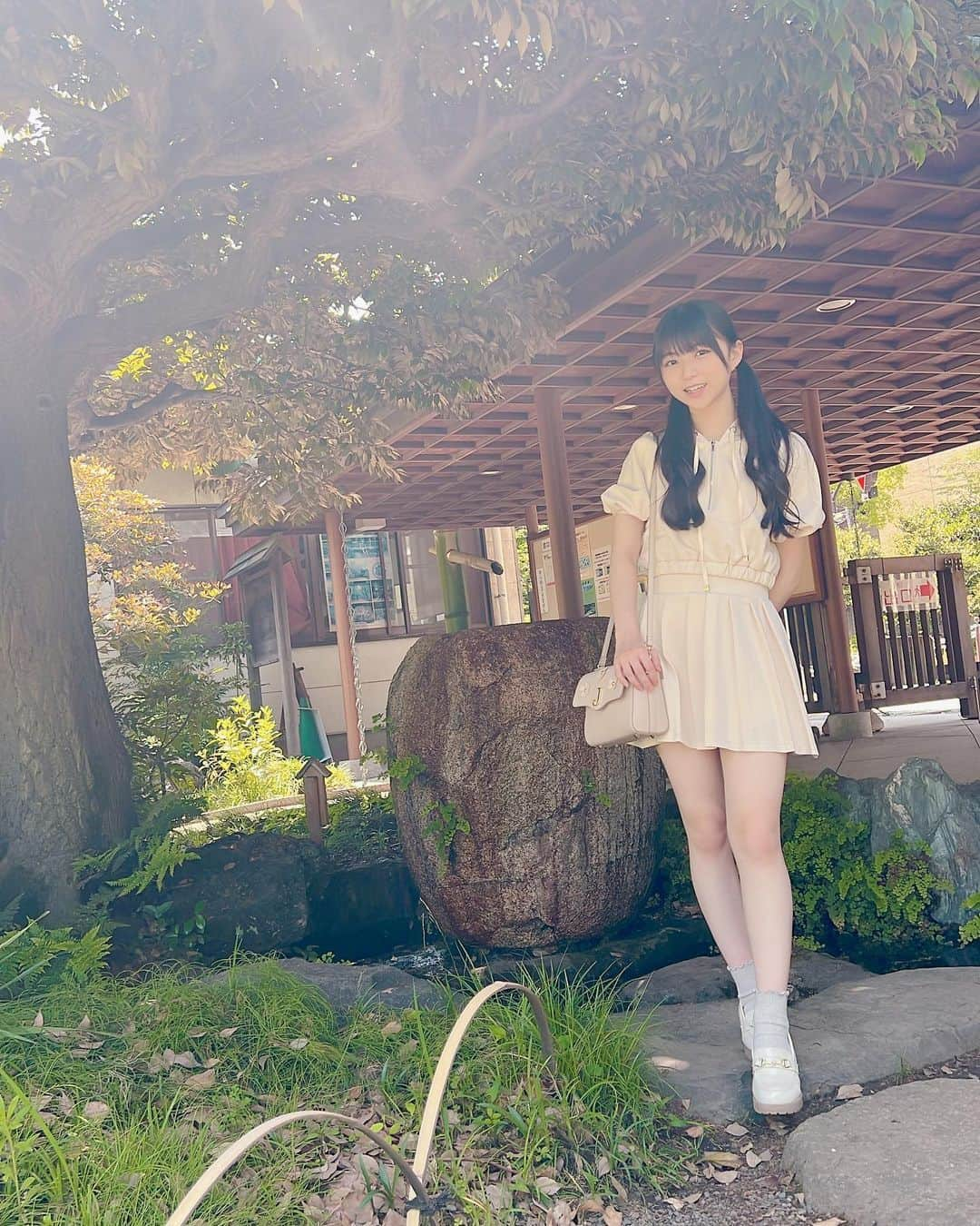 大里菜桜のインスタグラム：「光盛れした日 可愛いお花に癒された🌼 名前はわからないけど、、。  #光盛れ#舞い降りた#大里菜桜」