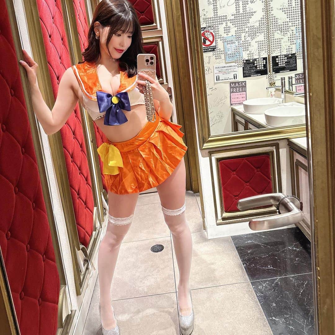 RENAのインスタグラム：「久々に漢方復活🥹💗 食欲＋夜食がやばすぎたので この漢方のおかげでだいぶ 抑えられてる。。。  夏に向けてリアルに わがままボディ卒業したい！ 衣装も水着も程よいボディで 着たい😮‍💨✨✨頑張るぞぉ。 ・ #バーレスク東　#burlesquetokyo #burlesque  #エンタメ活動を止めない #ダイエット　#自任堂 #韓国　#コスプレ #バーレスク東京のマシュマロ」