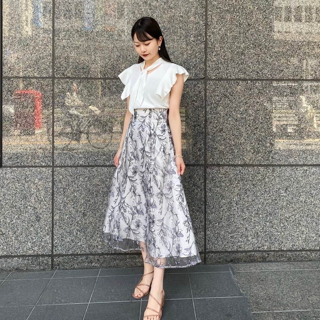 MERCURYDUOのインスタグラム：「. ／ 5.26 (fri) - 5.30(tue) 全品お得なランチャン祭り開催中！  お買い物するなら今がおすすめ 新作・予約・セールアイテム、 全品お得なのは今だけ✔︎ ＼  ⁡ #ボウタイ付きラッフルコンパクトニット color:off-white/charcoalgray/black/babypink size:F  #チュール刺繍スカート color:lightgray/red/babypink/purple size:S/M  ※お気に入り追加でポイントプレゼント！  ⁡ アイテム詳細やポイントGETは  @mercuryduo_stylingのTOP リンクからCHECK出来ます。  【着用スタッフ】 @mercuryduo_renako / 160cm 骨格ストレート ⁡ ⁡  ＿＿＿＿＿＿＿＿＿＿＿＿＿＿＿＿＿＿＿＿＿＿＿＿＿＿  ⁡ @mercuryduo_com   #MERCURYDUO #公式通販RUNWAYchannel #マーキュリーデュオ  ＿＿＿＿＿＿＿＿＿＿＿＿＿＿＿＿＿＿＿＿＿＿＿＿＿＿」