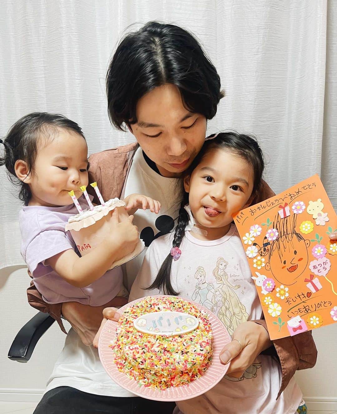 磯田 基徳のインスタグラム：「本日35歳になりました！ 大好きな家族、スタッフに囲まれて幸せ者です🙇🏼‍♂️！ 30代もあと半分。今年は自分に目標を立てました✊🏻 皆様これからも宜しくお願い致します！ 皆んなありがとう！大スキだ！🫶🏻」