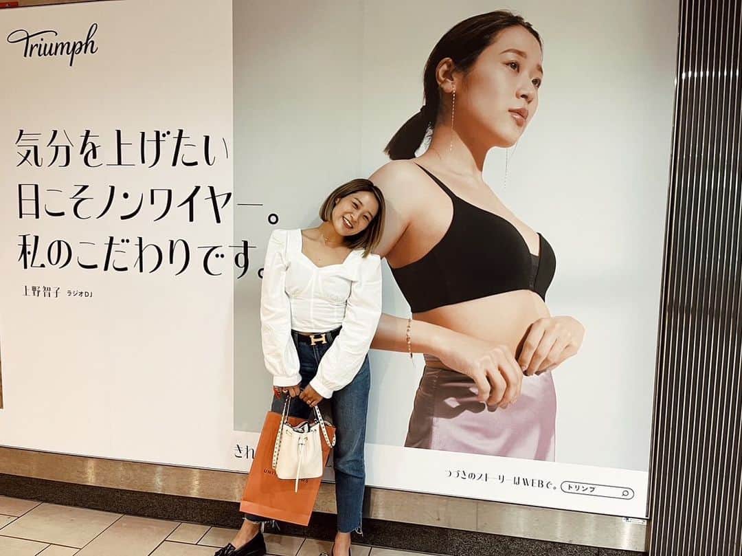 上野智子のインスタグラム：「finallyyyy❤︎❤︎ 感動。こんなこと、もう人生で無いかもなぁ。 って思いながら心に残る仕事を、いくつもさせて頂いてきたけれど 女性たちの選択肢を広げるメッセージをこういう形で発信できたこと、そして娘を出産して1ヶ月後の撮影で正中線もそのままだったこと。 きっと忘れないだろうな❤︎  関係者のみなさま、見てくれたみなさまありがとうございました❤︎ 広告は表参道駅にて今週末までです！ @triumphlingerie ❤︎  #トリンプ」
