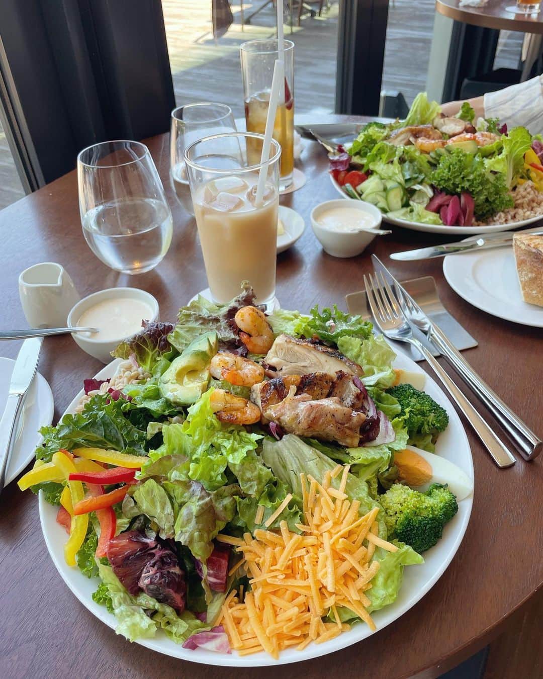 杉本麻衣佳のインスタグラム：「🥂  大好きな @unionsquaretokyo のサラダ🥗  毎度その大きさを忘れて、毎度驚いてしまう😲  なんだかバタバタな毎日で、束の間のリフレッシュタイムでした🍽 仲のいい人達と会って、喋ったり、ボーッとしたり。 必要な時間ですなぁ。」