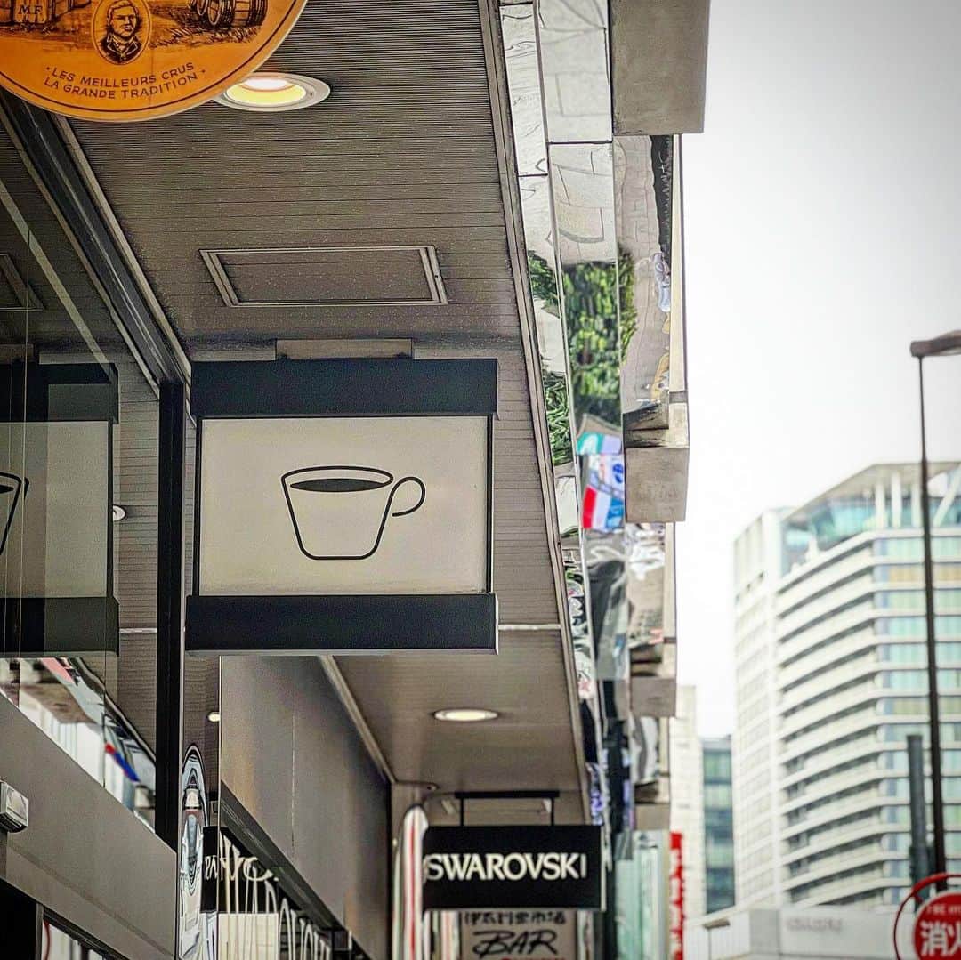 能美黎子さんのインスタグラム写真 - (能美黎子Instagram)「・ 新宿で見つけた人気のカフェ☕️  “CoffeeLounge Lemon コーヒーラウンジレモン” @coffeeloungelemon   新宿三丁目付近に こんな場所にカフェがあったんだ、穴場かなと思ったら、 人気で混んでいました。  ランチ後にお伺いしたから、 今回はカフェ利用。  注文したのは、 レモンタルト🍋 ダブルチーズケーキ。  レモンタルトがさっぱりしていて 美味しかった。 珈琲も美味しい。  ランチメニューもどうやら美味しいみたいなので、 今度は1人ランチで食べに来てみよう。  ------------------  CoffeeLounge Lemon コーヒーラウンジレモン @coffeeloungelemon  東京都新宿区新宿3-14-24 パークシティ 3 11時〜19時 03-3352-3955  ------------------  #coffeeloungelemon  #コーヒーラウンジレモン #新宿カフェ #新宿ランチ #東京グルメ #カフェ巡り #カフェスタグラム #スイーツ巡り #東京女子部#カフェランチ #人気店#珈琲が好き #レモンタルト #タルト好き」5月26日 22時01分 - reikonohmi