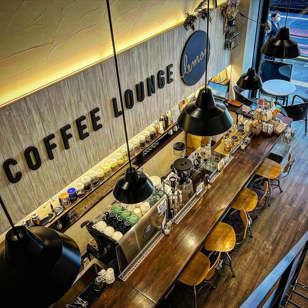 能美黎子さんのインスタグラム写真 - (能美黎子Instagram)「・ 新宿で見つけた人気のカフェ☕️  “CoffeeLounge Lemon コーヒーラウンジレモン” @coffeeloungelemon   新宿三丁目付近に こんな場所にカフェがあったんだ、穴場かなと思ったら、 人気で混んでいました。  ランチ後にお伺いしたから、 今回はカフェ利用。  注文したのは、 レモンタルト🍋 ダブルチーズケーキ。  レモンタルトがさっぱりしていて 美味しかった。 珈琲も美味しい。  ランチメニューもどうやら美味しいみたいなので、 今度は1人ランチで食べに来てみよう。  ------------------  CoffeeLounge Lemon コーヒーラウンジレモン @coffeeloungelemon  東京都新宿区新宿3-14-24 パークシティ 3 11時〜19時 03-3352-3955  ------------------  #coffeeloungelemon  #コーヒーラウンジレモン #新宿カフェ #新宿ランチ #東京グルメ #カフェ巡り #カフェスタグラム #スイーツ巡り #東京女子部#カフェランチ #人気店#珈琲が好き #レモンタルト #タルト好き」5月26日 22時01分 - reikonohmi