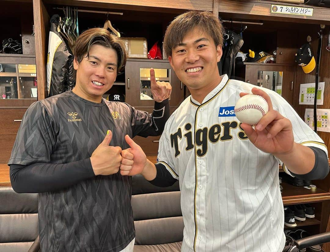 阪神タイガースさんのインスタグラム写真 - (阪神タイガースInstagram)「桐敷選手と梅野選手のバッテリー！自主トレを共にしたバッテリーで嬉しいプロ初勝利！ #桐敷拓馬 選手 #梅野隆太郎 選手 #バッテリー  #チーム梅野  #阪神タイガース  #大阪タイガース  #伝統の一戦  #ARE」5月26日 22時01分 - hanshintigers_official