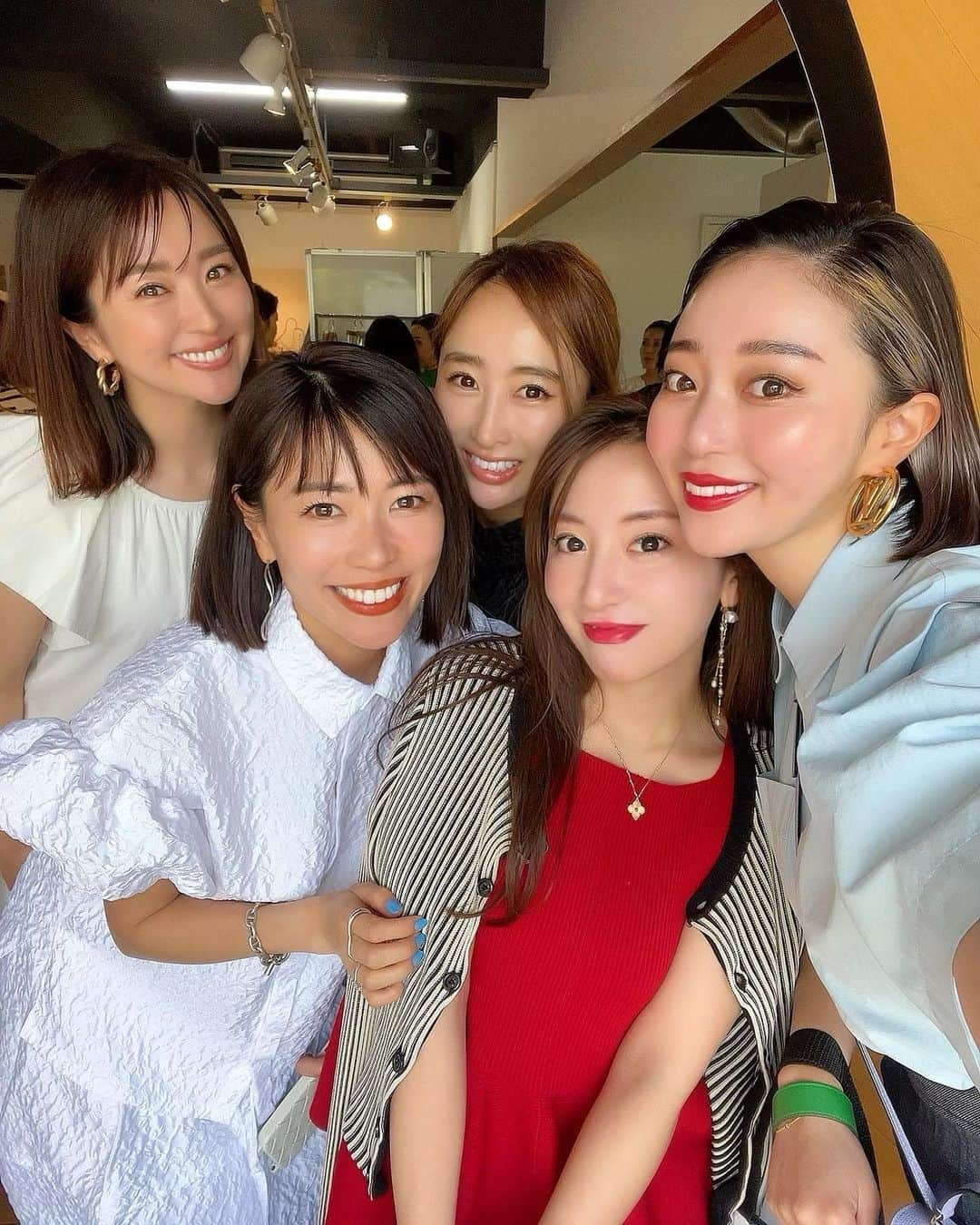 前田朝香のインスタグラム：「５月💋 最近お洋服のイベントも多くてみんなに会えて嬉しい☺️💕 夏私達もpopup出来るかな〜❣️ 会えてないお友達遊ぼう☺️✨」