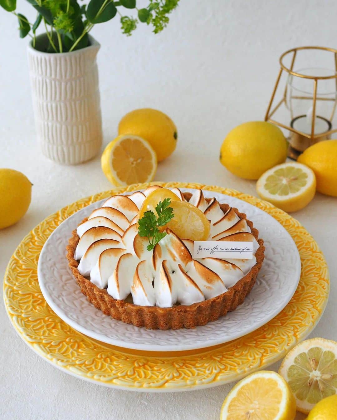 のインスタグラム：「メレンゲレモンタルト🍋 . 先日のレモンタルトをあれこれ試作している時に作ったメレンゲレモンタルトです。 甘酸っぱいレモンカスタードに甘いメレンゲの組み合わせも、とても美味しくできました😊 . そしてこの可愛いレモンにピッタリな器はマテュース(@mateusjapan )さんの ⚫︎レースプレート 25cm(イエロー) ⚫︎フルレースプレート20cm(ホワイト)  奥の花瓶にしているのは、新商品の ⚫︎ストライプス スモールジャグ(サンド) です💕 . レモンのお菓子にはきっと合うー💕と思い買いました😊 . 他にも沢山可愛い器があるので @mateusjapan さんを覗いてみてくださいね😊 . . #メレンゲレモンタルト #レモンタルト#lemontart#手作りタルト#コッタ#cotta #じゅるりLemonフォトコンテスト#手作りお菓子#お菓子作り#製菓材料ならコッタ #お菓子作りならコッタ #レシピもコッタ #wp_deli_japan#foodstagram#lin_stagrammer#diningram#igersjp #homemadecake#おうちカフェ #cookingram #クッキングラム #フーディーテーブル」
