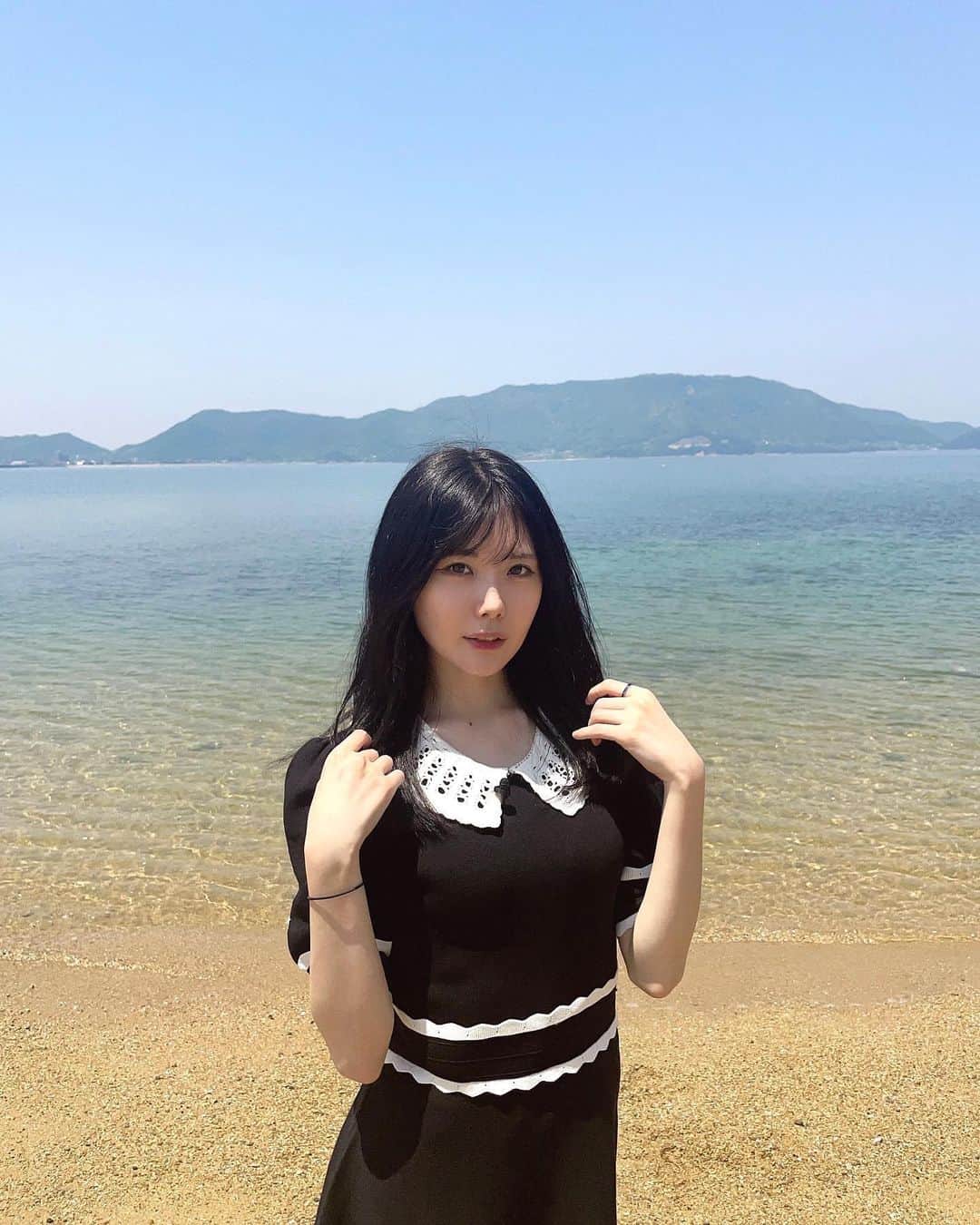 谷真理佳さんのインスタグラム写真 - (谷真理佳Instagram)「🏖️ 夏を感じました☀️ 綺麗な海と記念に写真撮ったのですが 眩しくて上手く目が開けれませんでした☺︎笑」5月26日 22時03分 - marika_tani