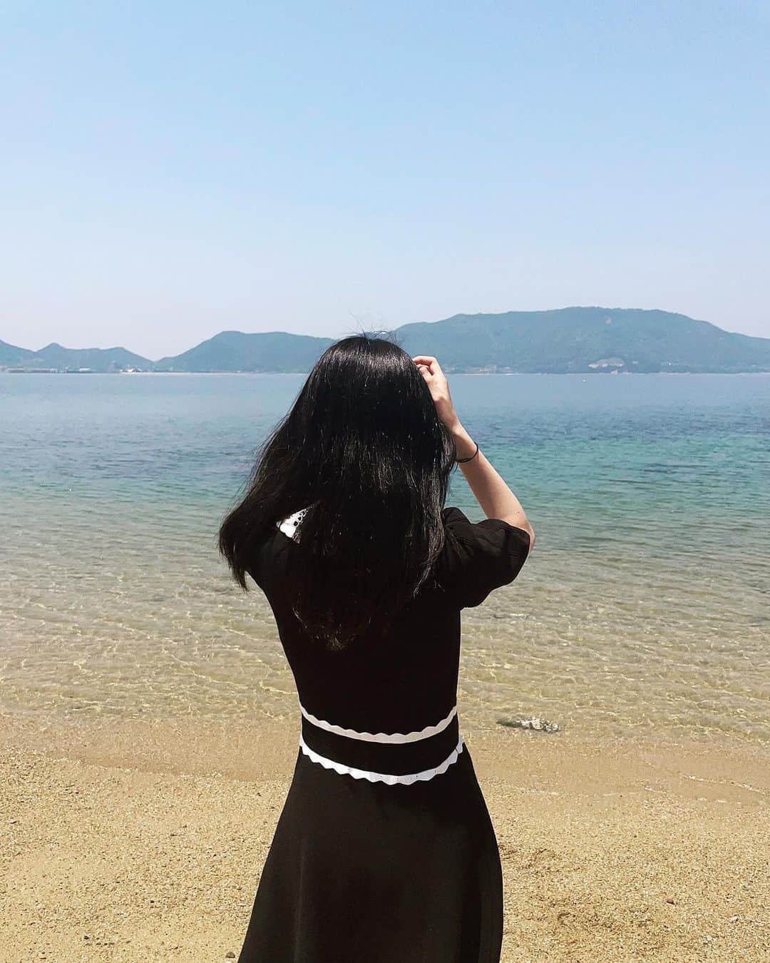 谷真理佳さんのインスタグラム写真 - (谷真理佳Instagram)「🏖️ 夏を感じました☀️ 綺麗な海と記念に写真撮ったのですが 眩しくて上手く目が開けれませんでした☺︎笑」5月26日 22時03分 - marika_tani