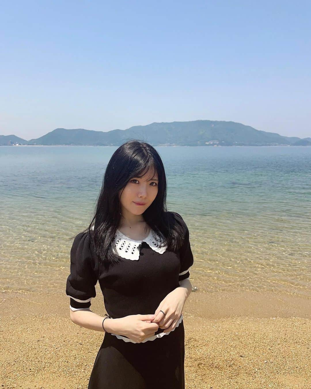 谷真理佳さんのインスタグラム写真 - (谷真理佳Instagram)「🏖️ 夏を感じました☀️ 綺麗な海と記念に写真撮ったのですが 眩しくて上手く目が開けれませんでした☺︎笑」5月26日 22時03分 - marika_tani