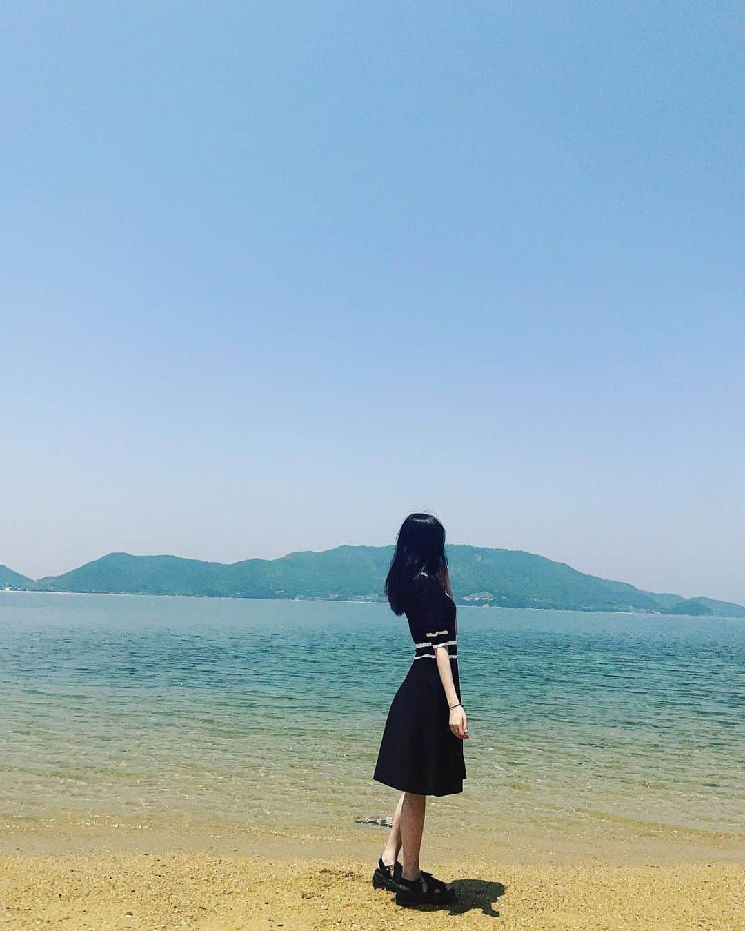 谷真理佳さんのインスタグラム写真 - (谷真理佳Instagram)「🏖️ 夏を感じました☀️ 綺麗な海と記念に写真撮ったのですが 眩しくて上手く目が開けれませんでした☺︎笑」5月26日 22時03分 - marika_tani