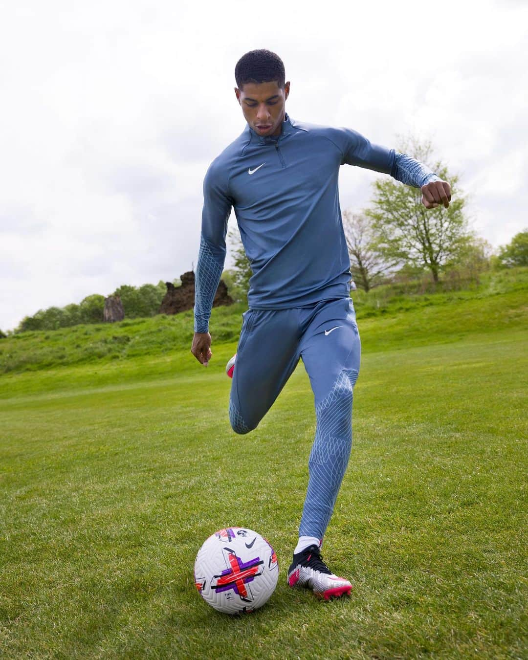 ナイキフットボールさんのインスタグラム写真 - (ナイキフットボールInstagram)「Absolutely flying.   @marcusrashford celebrates his best season yet with the new Mercurial 25 colorway — and he isn’t slowing down ⚡️  #NikeFootball」5月26日 22時03分 - nikefootball