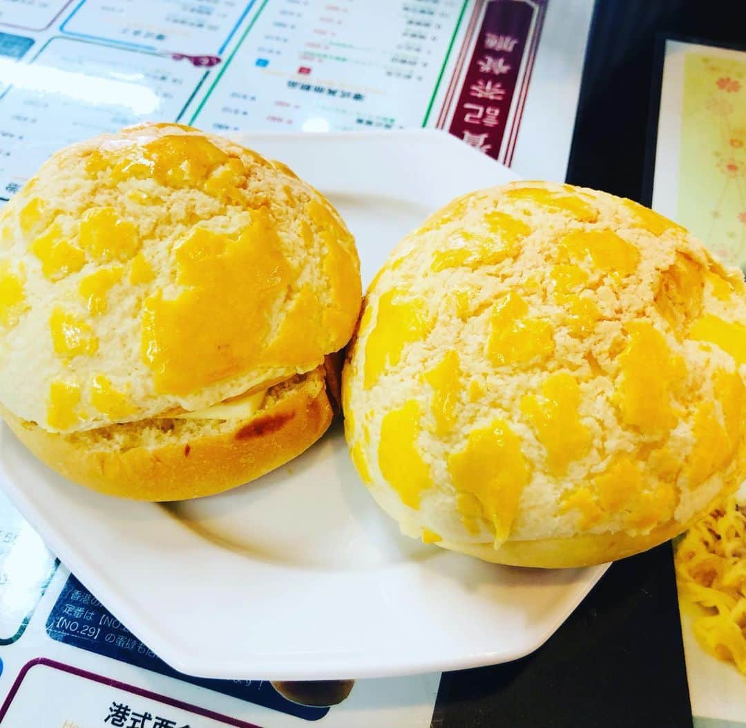 水谷さるころのインスタグラム：「飯田橋に行く機会があり、香港贊記茶餐廳行ってきました。菠蘿油をキメた。焼きたて食べた。背徳の味…。お土産も買って帰った…。」