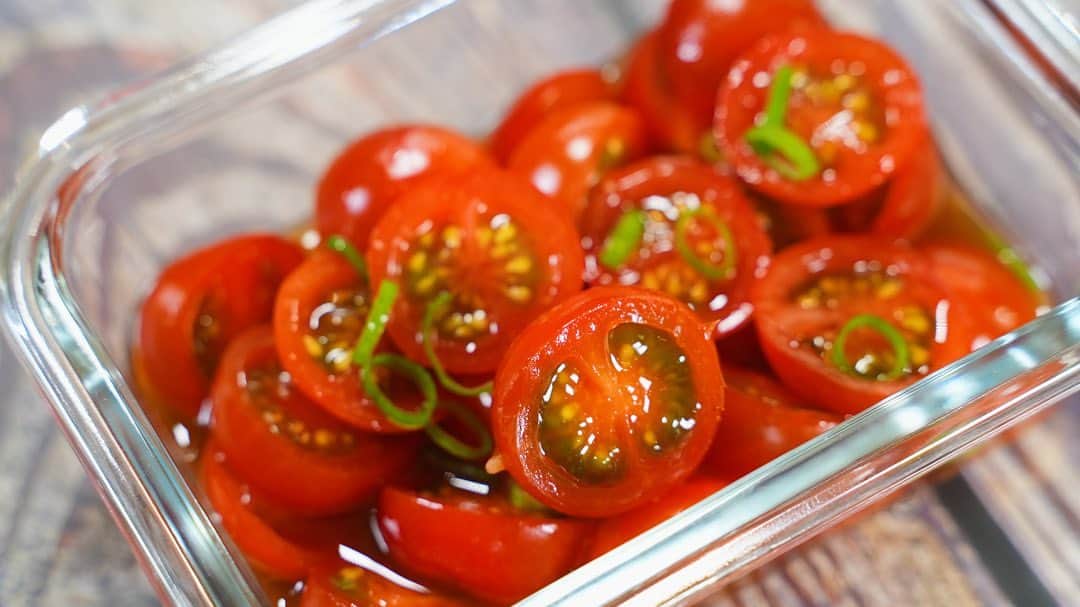 馬場裕之のインスタグラム：「ミニトマトの浅漬けレシピ🍅  プチトマトを一瞬で半分に切る技なども ご紹介していますのでぜひご視聴ください😁  【材料（１人前）】 　▷ミニトマト：250g  　▷小ネギ： 適量  　▷めんつゆ：100cc  　▷ニンニクチューブ：1センチ  　▷黒コショウ：少々  　▷オリーブオイル：大さじ1  《ハチミツVer》 　▷ミニトマト：250g  　▷塩：小さじ1/2  　▷ハチミツ：大さじ2  　▷酢：大さじ1  　▷輪切り唐辛子：小さじ1  　▷オリーブオイル：小さじ2  #馬場ごはん #料理  #トマト  #浅漬け #常備菜 #漬物 #野菜レシピ #ミニトマト #ヘルシー #ロバート馬場」