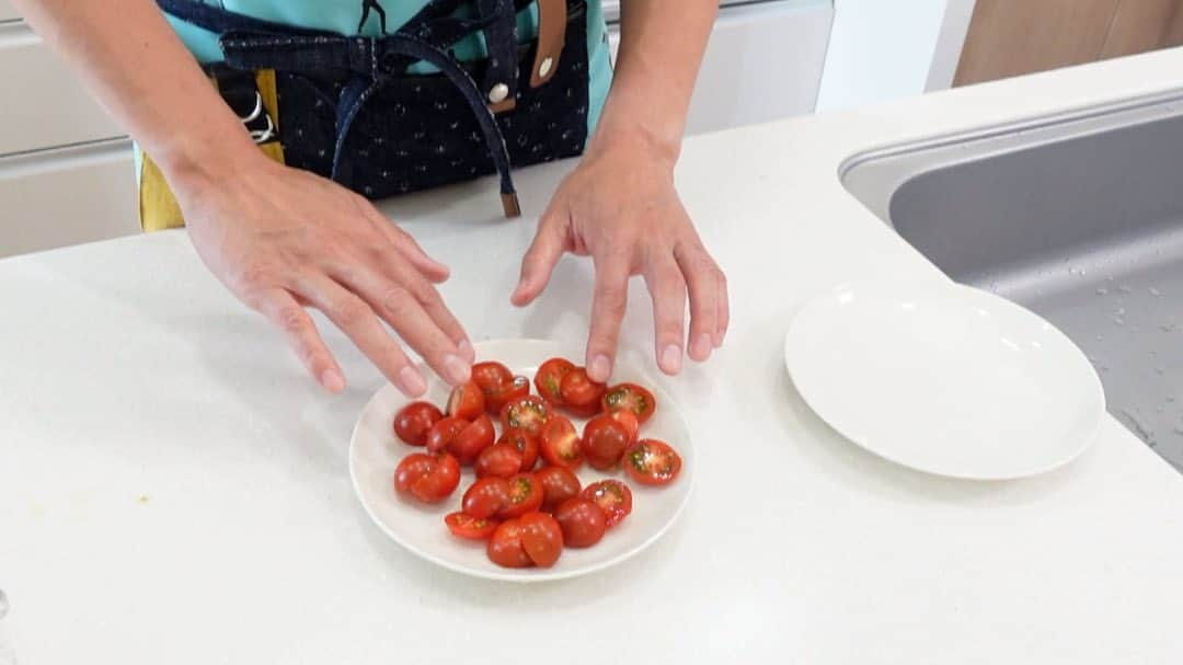 馬場裕之さんのインスタグラム写真 - (馬場裕之Instagram)「ミニトマトの浅漬けレシピ🍅  プチトマトを一瞬で半分に切る技なども ご紹介していますのでぜひご視聴ください😁  【材料（１人前）】 　▷ミニトマト：250g  　▷小ネギ： 適量  　▷めんつゆ：100cc  　▷ニンニクチューブ：1センチ  　▷黒コショウ：少々  　▷オリーブオイル：大さじ1  《ハチミツVer》 　▷ミニトマト：250g  　▷塩：小さじ1/2  　▷ハチミツ：大さじ2  　▷酢：大さじ1  　▷輪切り唐辛子：小さじ1  　▷オリーブオイル：小さじ2  #馬場ごはん #料理  #トマト  #浅漬け #常備菜 #漬物 #野菜レシピ #ミニトマト #ヘルシー #ロバート馬場」5月26日 22時09分 - hiro88