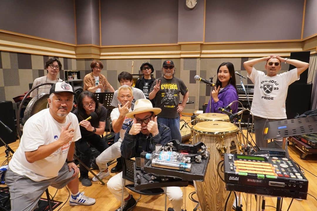 クレイジーケンバンド【公式】のインスタグラム：「先程ハマフェスのリハーサルが終了しました！  横浜で開催のフェスということで、メンバーもいつも以上に気合いが入っておりました...！  当日10:00~特設エリア用の整理券を無料で先着300名でお配りします！ その他のエリアでも無料で観覧できます。 ぜひお越しくださいませ！  by staff  #crazykenband  #クレイジーケンバンド #横山剣 #ハマフェス #リハーサル」