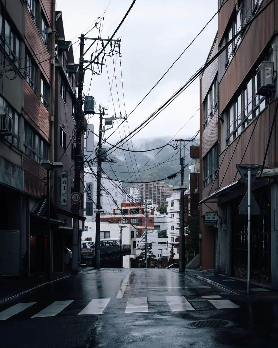 Takashi Yasuiさんのインスタグラム写真 - (Takashi YasuiInstagram)「Atami with X100V📸  #X100V #TakashiYasui #SPiCollective #filmic_streets #ASPfeatures #photocinematica #STREETGRAMMERS #street_storytelling #bcncollective #ifyouleave #sublimestreet #streetfinder #timeless_streets #MadeWithLightroom #worldviewmag #hellofrom #mediciism #reco_ig」5月26日 22時07分 - _tuck4
