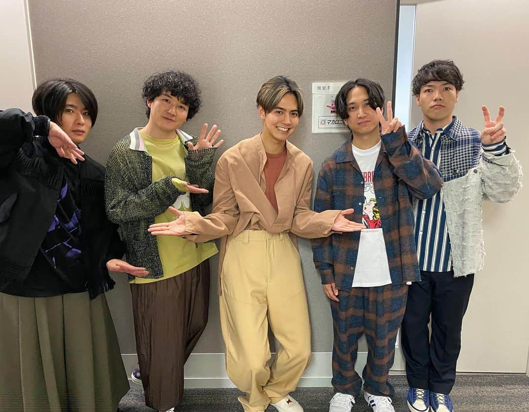 波よ聞いてくれのインスタグラム：「🎤 皆さん #Mステ はご覧いただけましたか🌊？ ⁡ テレビ初披露の #愛の波、 心揺さぶられました…✨ 素敵なパフォーマンスありがとうございました❤️‍🔥 ⁡ バトンを受け取って…🏃🏻‍♂️ ⁡ ／ 今夜11時15分からは #波よ聞いてくれ 第6話 ＼ ⁡ お見逃しなく🎧𓈒𓏸 ⁡ #片寄涼太 #マカロニえんぴつ #別々の収録で #偶然テレビ朝日に😳！の #記念写真です」