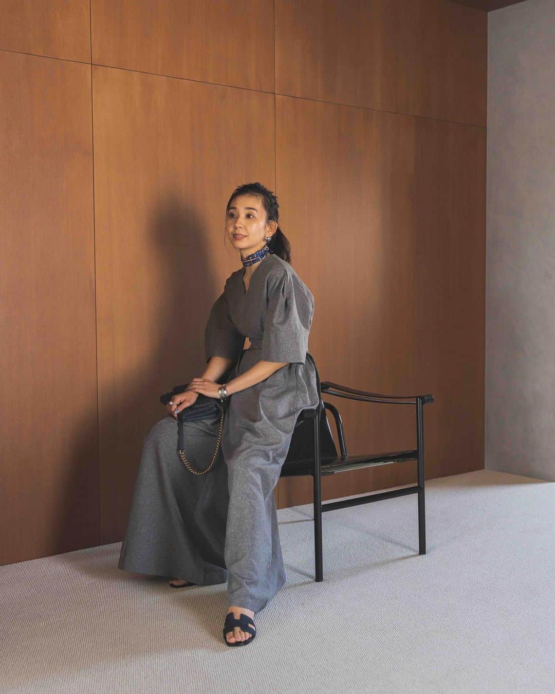鈴木詩織のインスタグラム：「本日のインスタLIVE見てくださった皆さま、ありがとうございました♡  いよいよ、明日 @meri.onlinestore コラボアイテムの新型4アイテムが発売となります💗  どのアイテムも本当にこだわりを持ってmeriチームと作らせて頂きました🙇🏻‍♀️ 私と同世代〜母の年齢の方まで素敵に着て頂けるアイテムになっているのではないかと思っています、、、♡  これからの夏に向けてたくさん着ていただけたら嬉しいです🕊️✨  meriファンの皆さまや初めましての方にも喜んでいただけたら嬉しいなっ☺️ 明日の発売までドキドキ♡  🛒5/27(土)20:00〜 その日の23:59まで使える10%OFFクーポンも出ます✔︎  ☑︎ 天使の羽カットコンビトップス オフホワイト/ネイビー  ☑︎ バックノットデザインノースリブラウス オフホワイト/ブルーグレー  ☑︎ ドロストスリーブシアーブラウス ベージュ/ブラック  ☑︎ ビッグスリーブロンパース グレー/ネイビー  #meri#ミーリー#ミリコのミリ活」