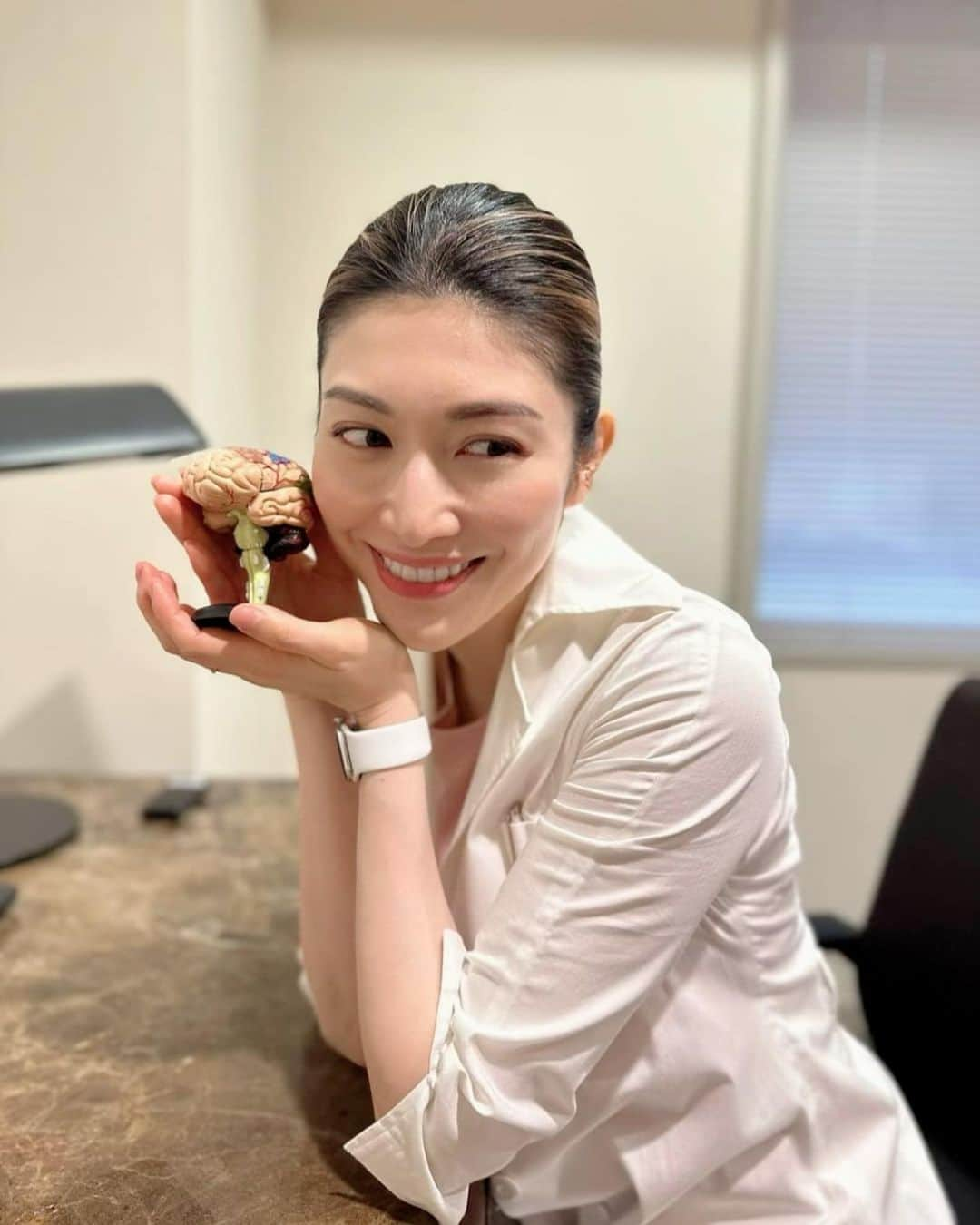 櫻井麻美のインスタグラム：「小鳥に見せかけて脳🧠  #大学の授業  #大学教員 #生理学 #脳 #小鳥 #研究室 #櫻井研究室  @beauty_wellness_pro_college」