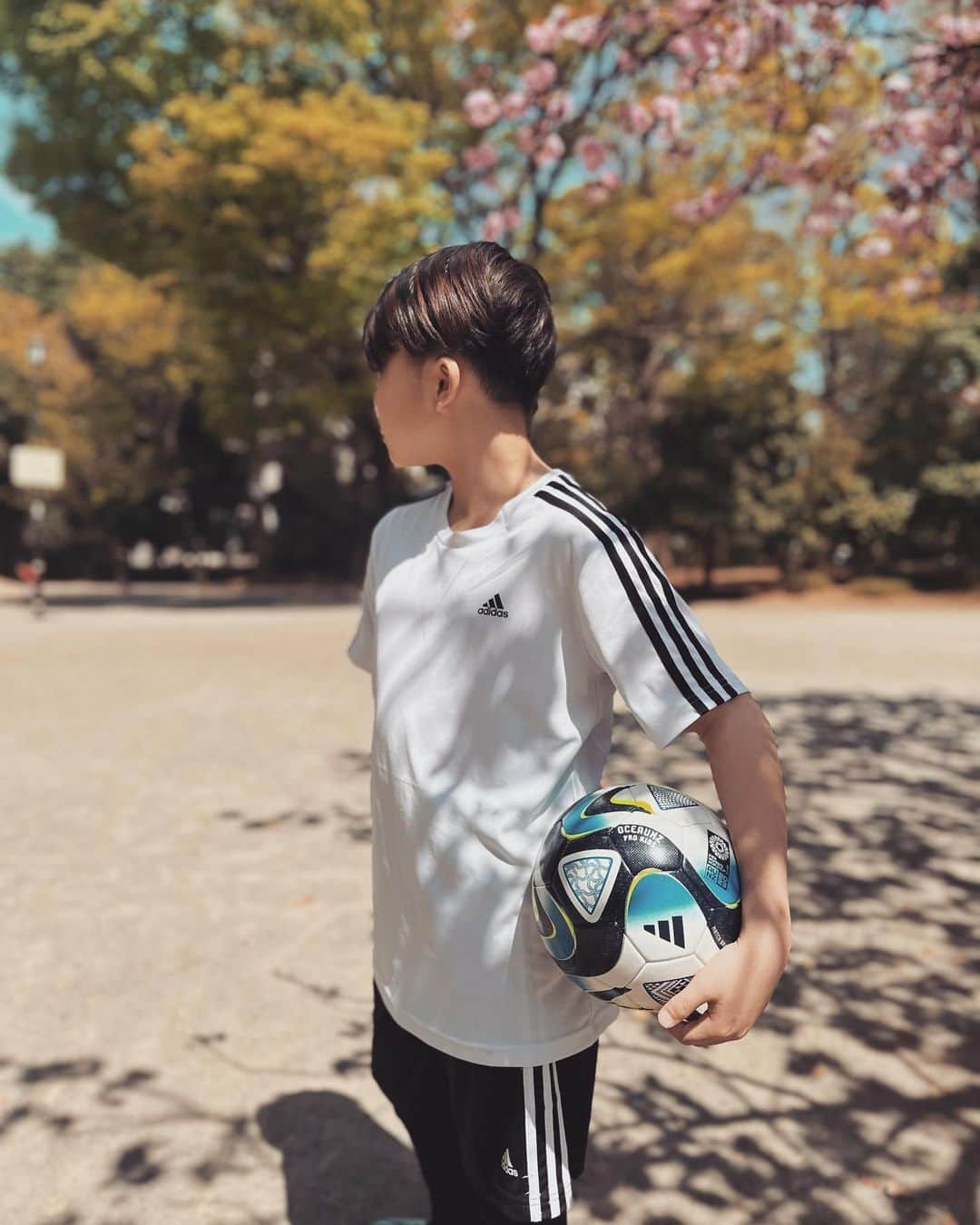 難波サキさんのインスタグラム写真 - (難波サキInstagram)「@adidasfootball ⚽️❤️‍🔥  ボール.トレシュー.ウェア Jさんは全部 @adidas ✔️ 私も一緒に練習付き合う時は adidas着てるよ🫡⚽️❤️‍🔥  あー来月のA代表楽しみすぎる…🥹 ちなみにJより私の方が興味レベル上w 昨日森保監督の代表発表記者会見 を最初から最後まで観ました🫡  ちなみに世界で一番好きな選手は マンチェスター・C💫 @erling.haaland さんだそうです🫶🏻 こどもの日にユニフォームプレゼント🎁 海外の選手が好きらしいw  サッカーがんばろうね💛 全力で応援する💛  #adidas#adidasfootball  #adidassoccer #マンチェスターシティ #サッカー少年  #サッカー親子#小6男子  #シンママライフ #jさん_日記  #男の子ママ#adidaskids  #アディダス」5月26日 22時14分 - sakinanba