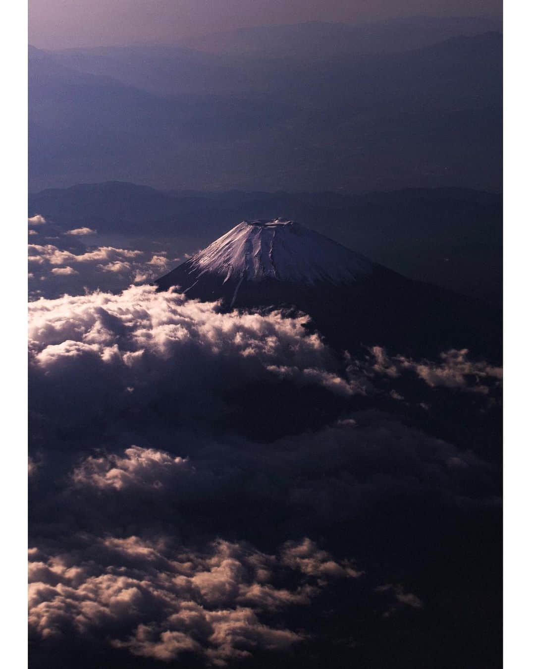 山中海輝のインスタグラム：「飛行機で羽田から大阪へ行く時は右側の窓側、そして翼の写り込みなく比較的空いている後方の座席へ。  足元には24-70mmと200-400mmのレンズとカメラ本体。  あとは富士山が見えるのを願うだけ。」