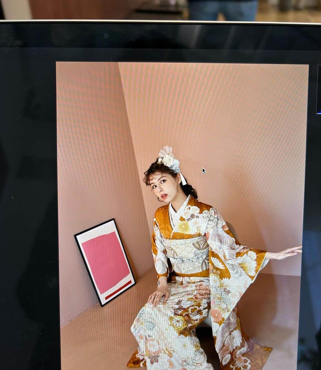 マイヤーズ江玲奈のインスタグラム：「thank you❤︎ @kyoto_nabeshima   金曜の夜はみんな何してるのー？  #着物 #振袖 #振袖レンタル #着物レンタル #振袖ヘア #振袖ネイル #振袖ヘアアレンジ #振袖前撮り #振袖コーディネート #振袖着付け #成人式ヘア #成人式 #成人式前撮り #成人式ネイル」