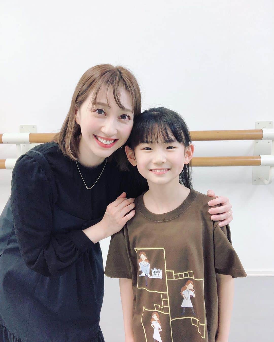 のインスタグラム：「先日、 わたしの実家のお稽古場、 「ミュージカルアカデミードリーム」で 母に声楽を習っている 「嘉村咲良」ちゃんが、私が実家にいる時に、会いに来てくれました😆  彼女は、今、 ミュージカル「マチルダ」の、 主演「マチルダ役」で出演しています😊  この「マチルダ」で初舞台で、初主演✨ 凄いでしょ。。。🥹  まだまだ華奢で、ちっちゃくて☺️ 純粋で、可愛くて無邪気で、 赤ちゃんみたいに思っていたから😌 大丈夫か、親心でドキドキして観劇しましたが、 もうね。。。 泣けました。。。😢  演技も歌も、贔屓目ではなく、 素晴らしかった！！🥹 さくらは、「マチルダ」そのものでした☺️✨  自分の力で合格した「マチルダ役」。  右も左も分からない初舞台で、 マチルダの中でも1番小さくて、 マチルダの歌は難しくて、台詞も大量で、 出ずっぱりだけど、 本当によく頑張ってて、素晴らしくて、 私もホッとしたし、心を打たれました🥹  3枚目は、 ムーちゃんがいきなり、 お稽古場に入ってきて、さくらが 喜んでる所😆😆✨  無邪気なさくらも、 さくらが気になるムーも、 可愛いでしょー😆💓  さくらが、これから どんな道に進むかわからないけれど😌  これからの人生、 まだまだ、色んな選択肢があるし、 この世界だけじゃなくても、色々と挑戦できる😌  好きな事を。自分のやりたい事を、 自分で決めて進んでいってもらえたらいいな😌と思っています☺️  そのためには、周りの大人が気をつけなくてはいけないことがいっぱいあるから😌 わたしも含め、さくらの気持ちを大事にしていきたいです☺️✨  次は、大阪公演✨ 身体と心に気をつけながら、 最後まで、無事に過ごせますように。。。😌  さくらの応援、よろしくお願いします🙇‍♀️😊  #嘉村咲良　ちゃん #ミュージカル #マチルダ #主演 #初舞台  #ミュージカルアカデミードリーム #母の生徒さん #声楽  #さくらは、いつもニコニコ✨変わらない😌 #このまま、優しい心を持ったまま、 大きくなってほしい☺️  #さくら😌 素敵な舞台、素敵な時間をありがとう☺️💓 #大千穐楽まで、ふぁいと☺️✨」