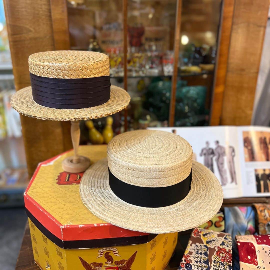 NUTTY Vintage&Collectibleさんのインスタグラム写真 - (NUTTY Vintage&CollectibleInstagram)「🎩WEEKEND SPECIAL🎩  ▫︎Vintage boater hat  今週末NUTTYではアメリカから到着したばかりのアイテムを続々入荷をしております🇺🇸✨  本日のご紹介はリクエストが多い中入荷が少なく希少なアイテムVINTAGEカンカン帽です。  L/VINTAGEならではの編みと厚み、ネイビーカラーの幅広帯が時代を物語るPEDIGREE のハット。  R/ライトな鍔広ハットはGEIGER'S MENS STYLE SHOPのレタリングも時代感のある美品。  どちらもコンディションが抜群でサイズも大きめとなっております。  希少なアイテムをNUTTY店頭にてぜひ直接ご覧くださいませ✨  ┈┈┈┈┈┈┈┈┈┈┈┈┈┈┈┈┈ 【NUTTY通販について】 ⚫︎SNS掲載商品は通販可能です。お気軽にDMにてお問い合わせ下さい。 ⚫︎＜ONLINE STORE＞http://nutty.theshop.jp/ （プロフィールページURLよりアクセス出来ます） ┈┈┈┈┈┈┈┈┈┈┈┈┈┈┈┈┈  #nuttyvintage#vintage #vintagefashion#南堀江#1930s#1940s#1950s#1960s#1970s #1980s #80s #ヴィンテージ#Vintageknit#1950sfashion#1960sfasion #1950sskirt#vintagehat#lucite#lucitejewelry #paisleyskirt#shockingpink#collectivejewelry #ootd #vintageootd #boaterhat」5月26日 22時20分 - nutty_vintage